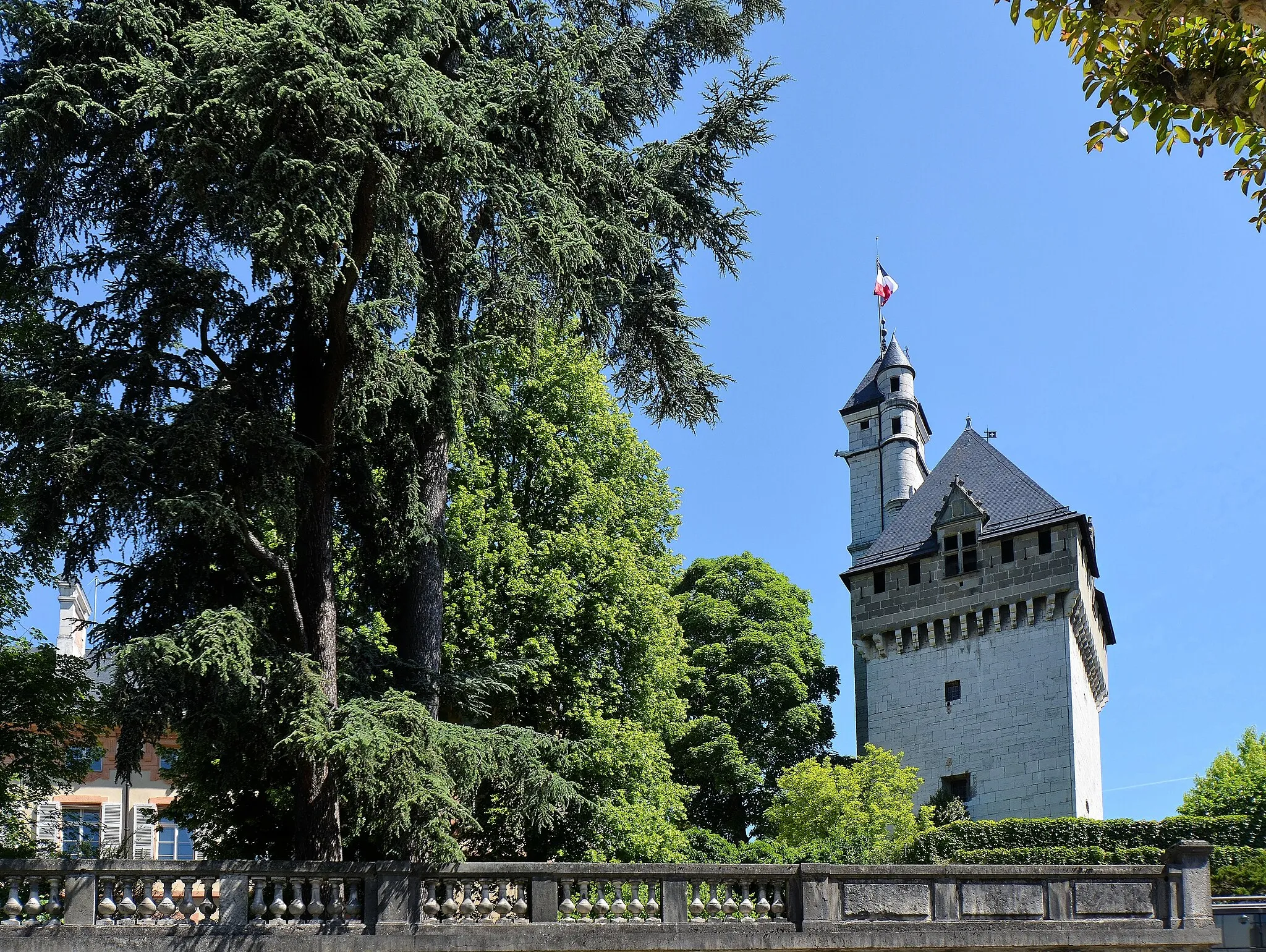 Photo showing: Chambéry (Savoie) - Avenue de Lyon - Château des ducs de Savoie