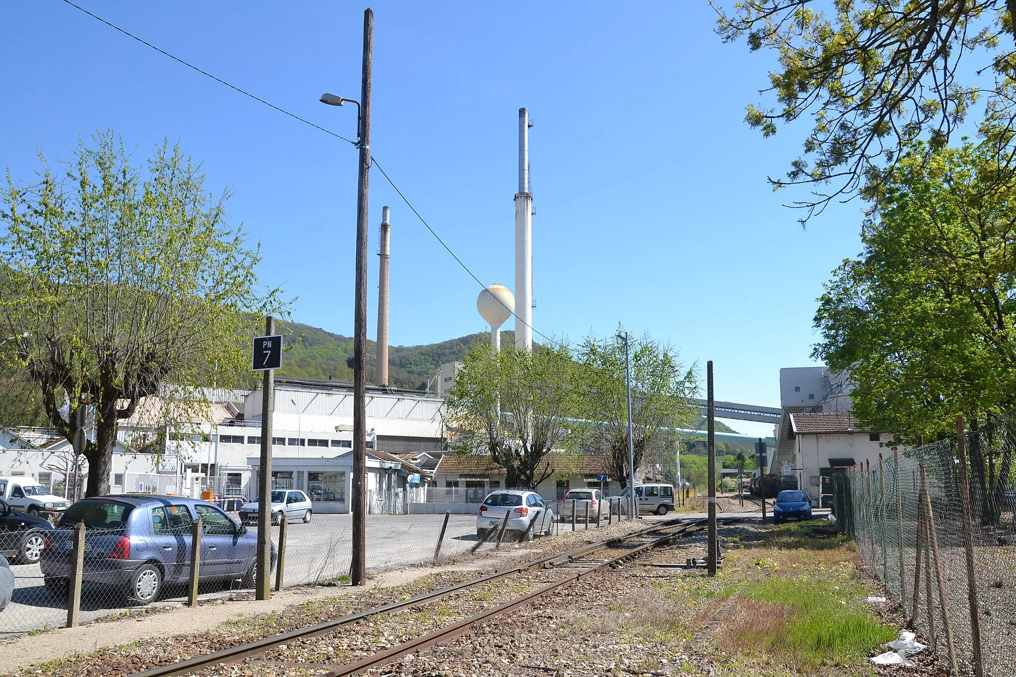Photo showing: Portion de la ligne d'Ambérieu à Montalieu-Vercieu, utilisée par la verrerie Verallia de Lagnieu (Ain, France).