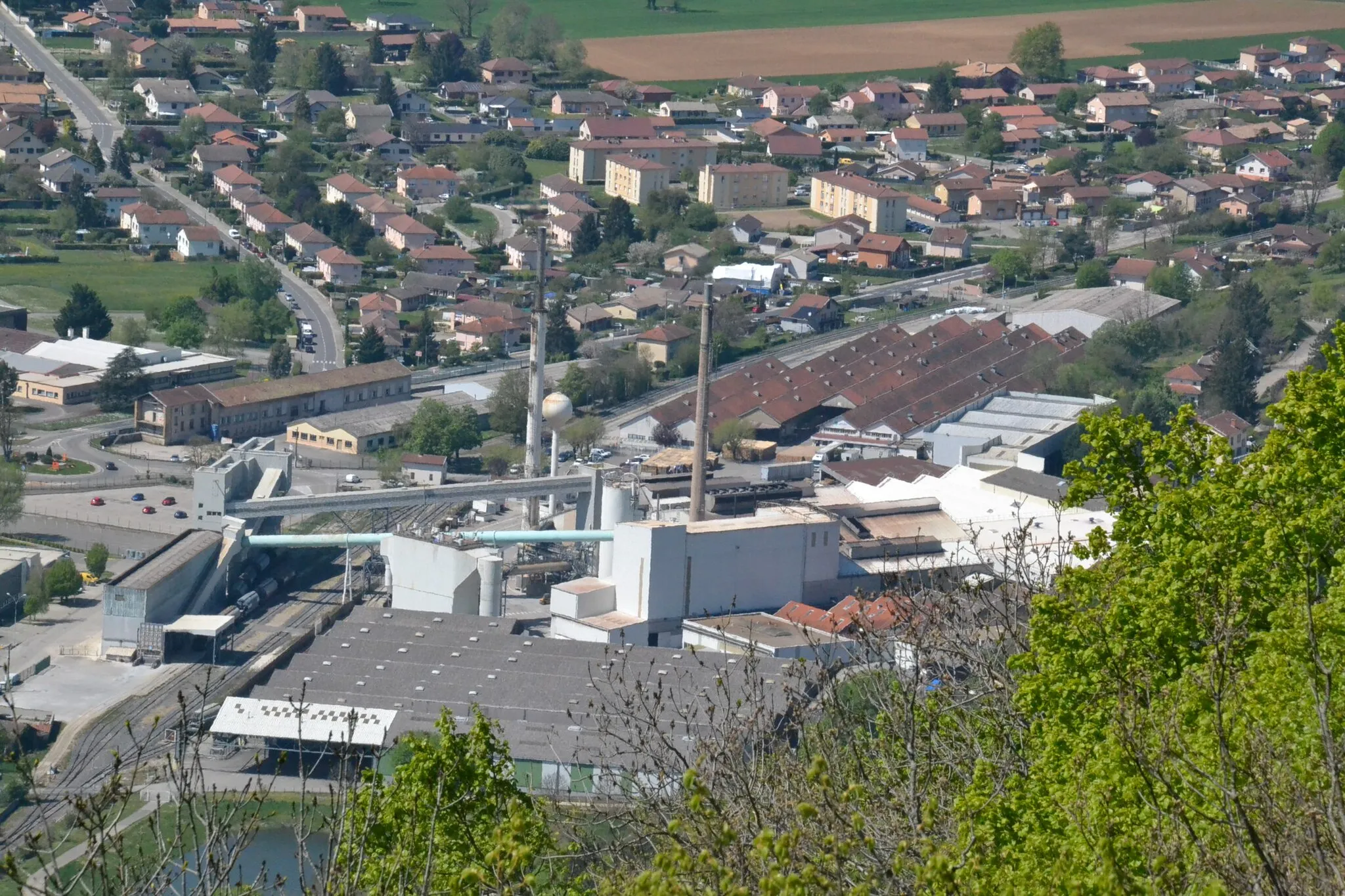 Photo showing: Vue de la verrerie Verallia de Lagnieu (Ain, France), depuis le belvédère de la croix de Bramafan.