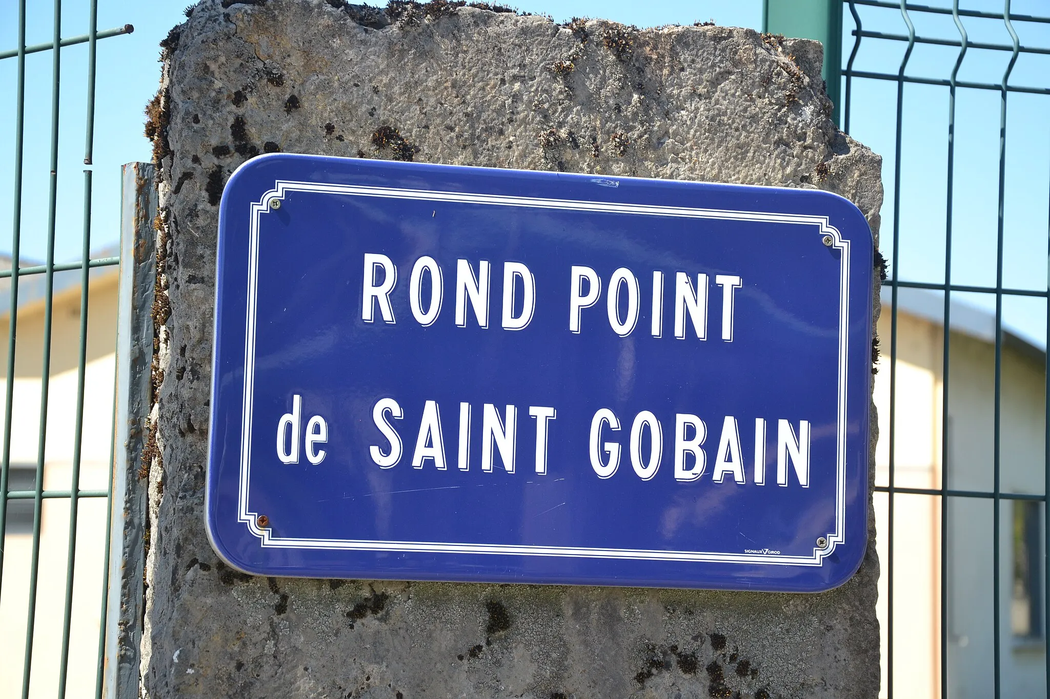 Photo showing: Panneau du "rond point de Saint Gobain" à Lagnieu (Ain, France).