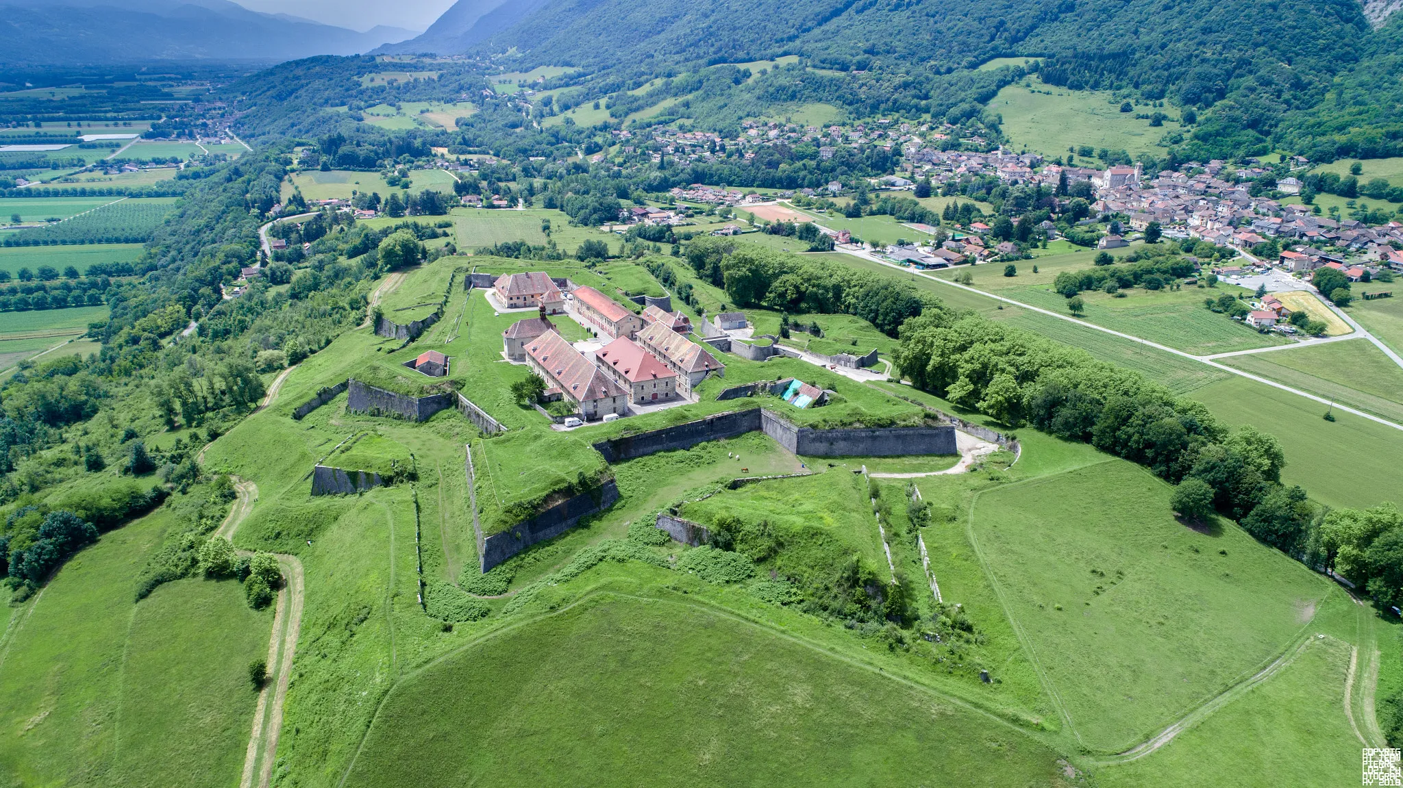 Photo showing: 500px provided description: A picture of Fort Barraux in Is?re, France I took with my DJI Phantom 4 Pro V2.0. [#France ,#Is?re ,#DJI Phantom 4 Pro V2.0 ,#Fort Barraux]