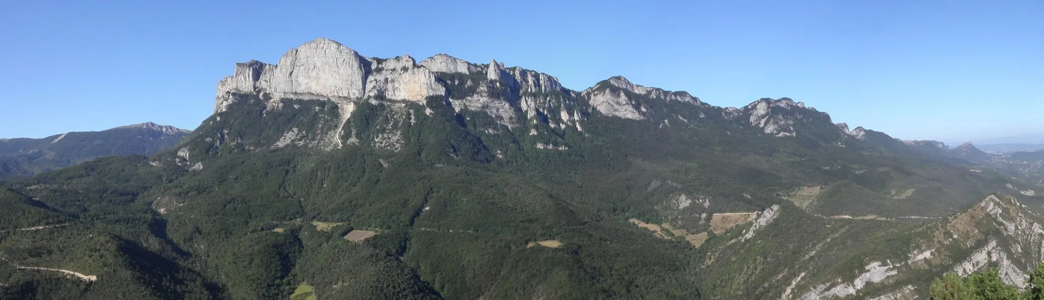 Photo showing: fr:Utilisateur:Donsez

Les trois becs du massif de la forêt de fr:Saou vu du Crestas au dessus du village d'fr:Espenel