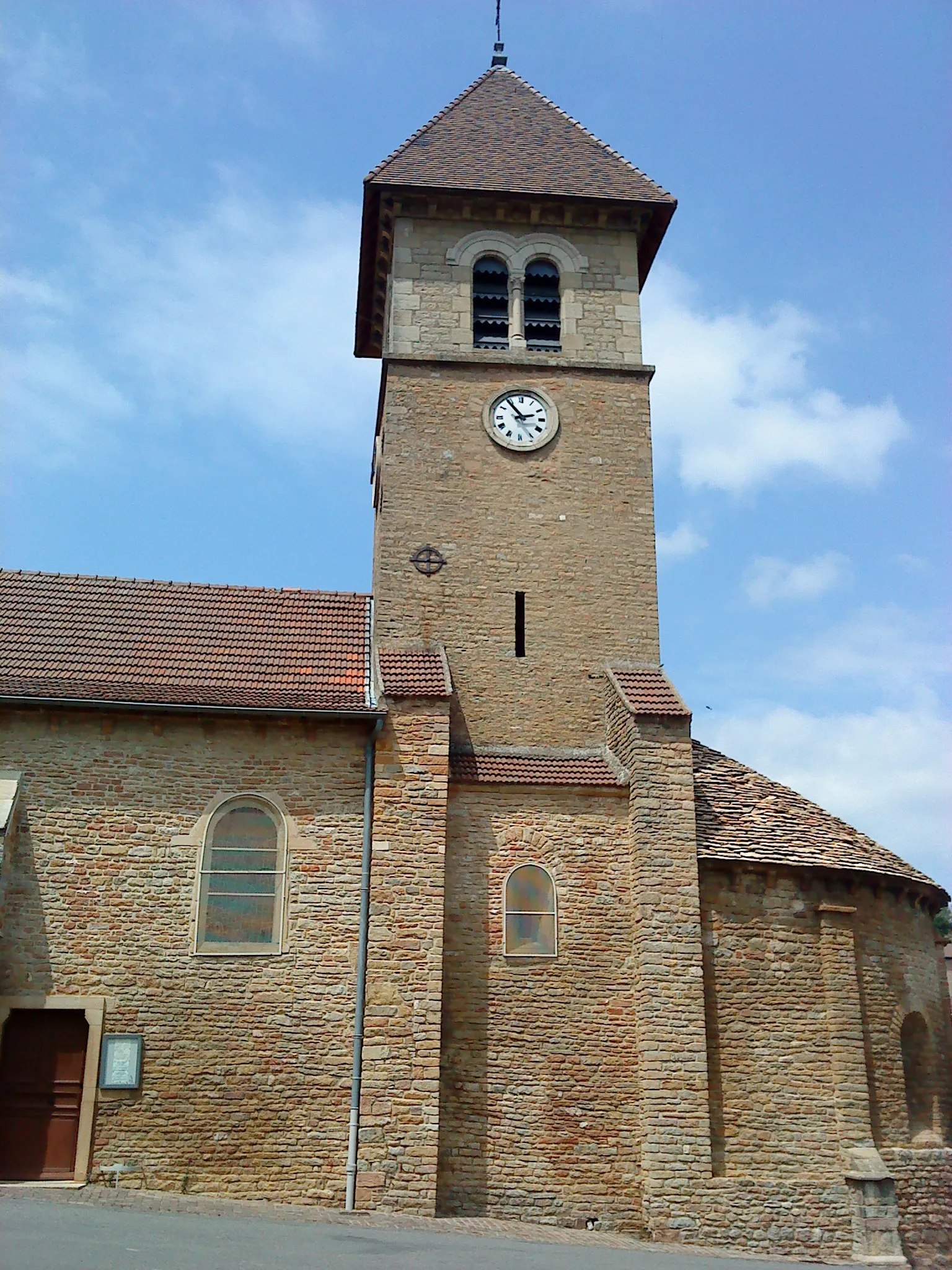 Photo showing: Eglise Saint-Pierre de Solutré-Pouilly (Saône-et-Loire, France)