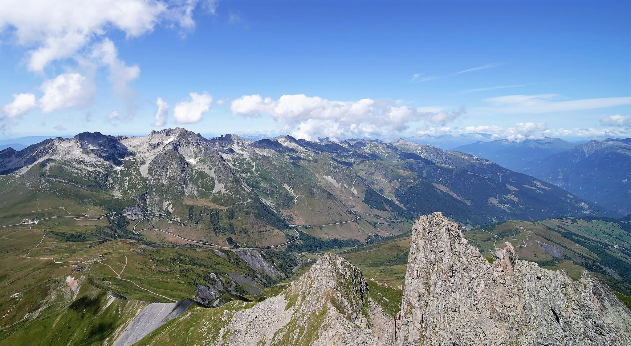 Photo showing: chaîne de   la Lauzière  et vallée de l'Eau Rousse depuis le Cheval Noir