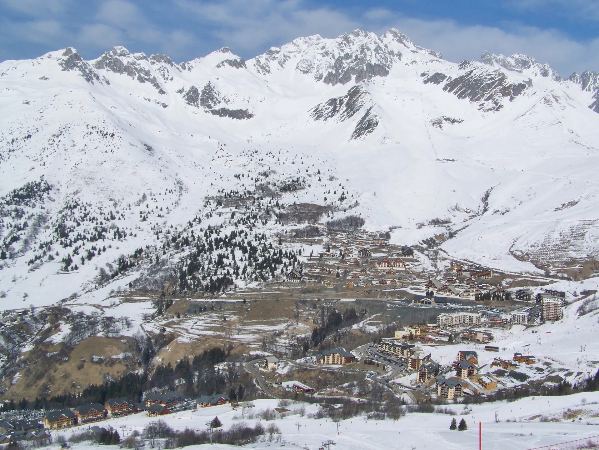 Photo showing: Sight of village and ski resort of Saint-François-Longchamp-Montgellafrey in the Alps of Savoie, France.