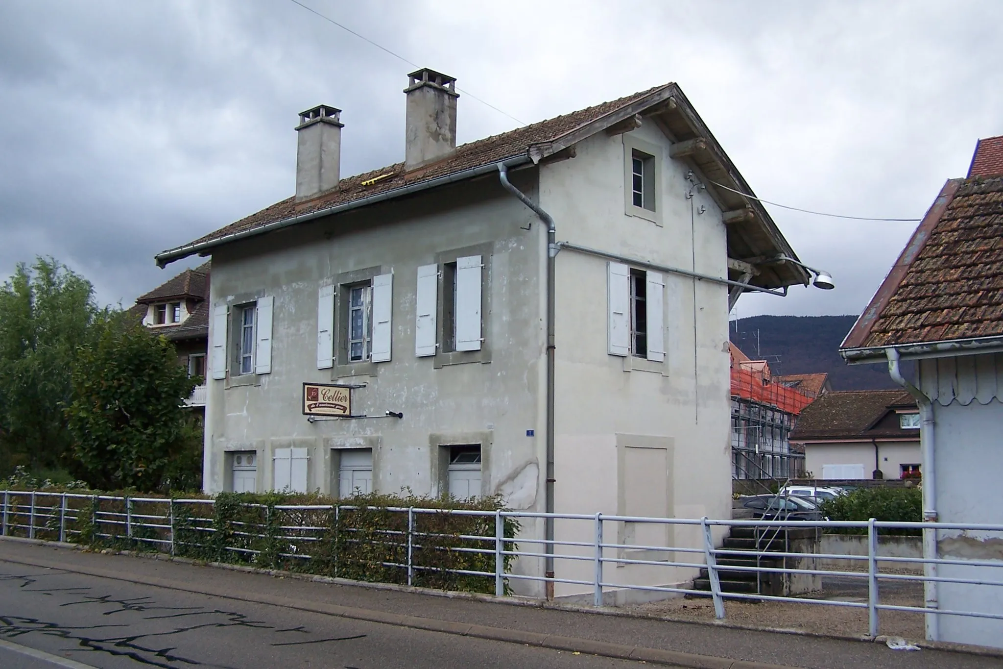 Photo showing: Ehemaliger Bahnhof  	Crassier-La Rippe an der abgebauten Bahnstrecke Nyon–Crassier.