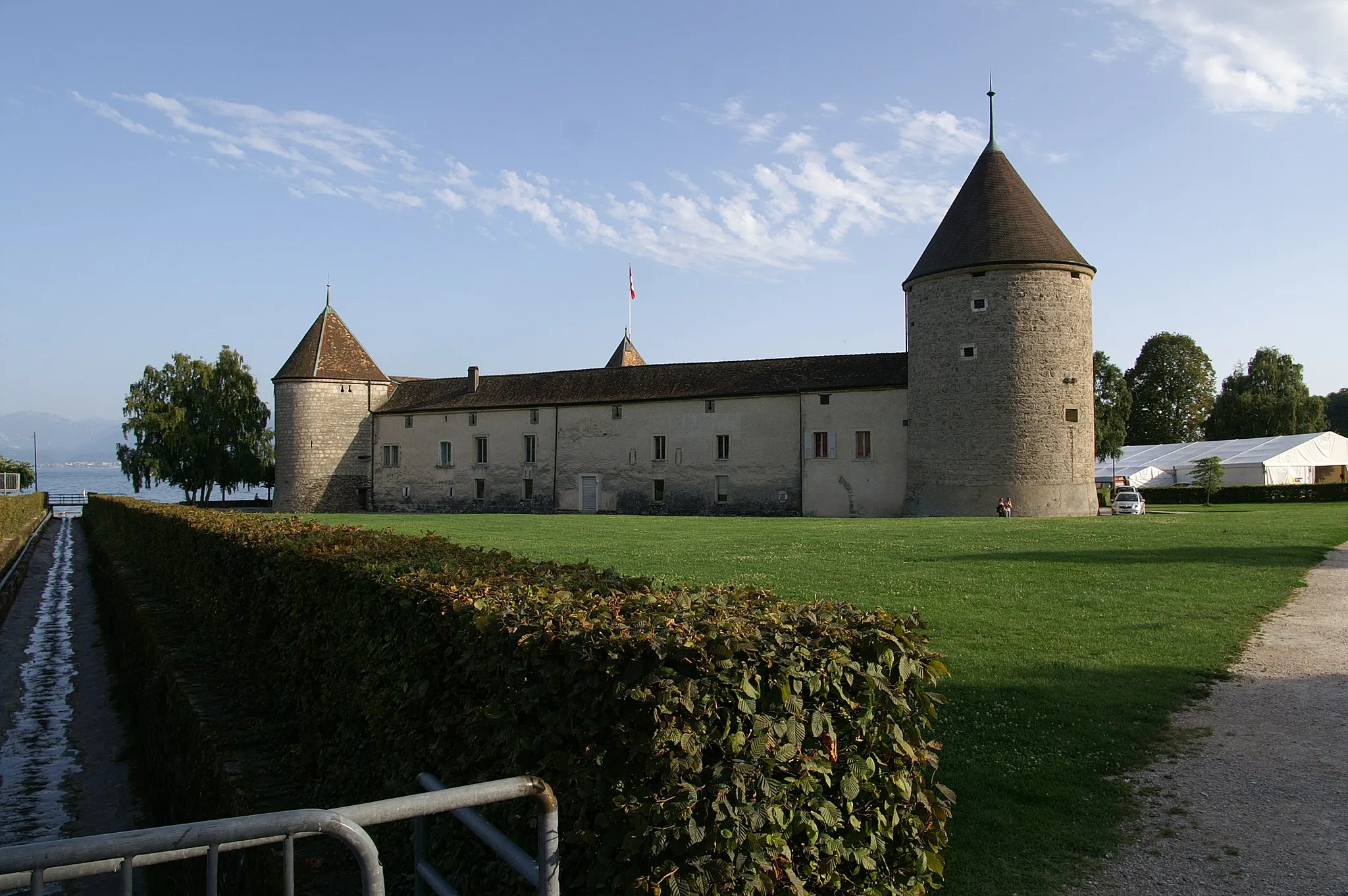 Photo showing: Façade nord du château de Rolle.