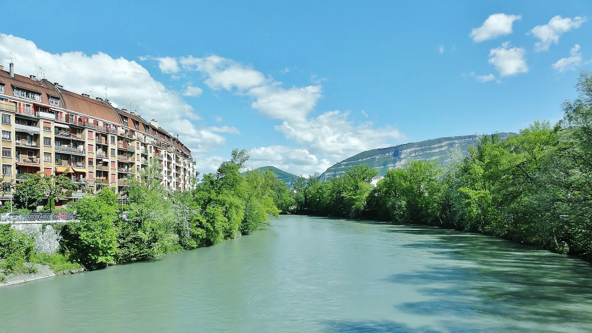 Photo showing: Vu de la rivière l'Arve et du Mont Salève, depuis le pont de Carouge (commune du canton Genève en Suisse)