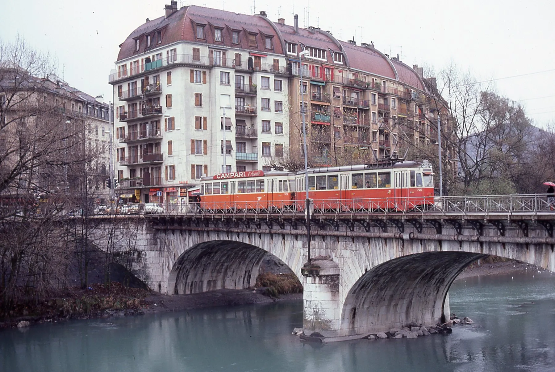 Photo showing: Photo: Trams aux Fils.

Pont de Carouge. (La remorque de ce convoi, est un ancien tram de Lucerne, transformé en remorque)