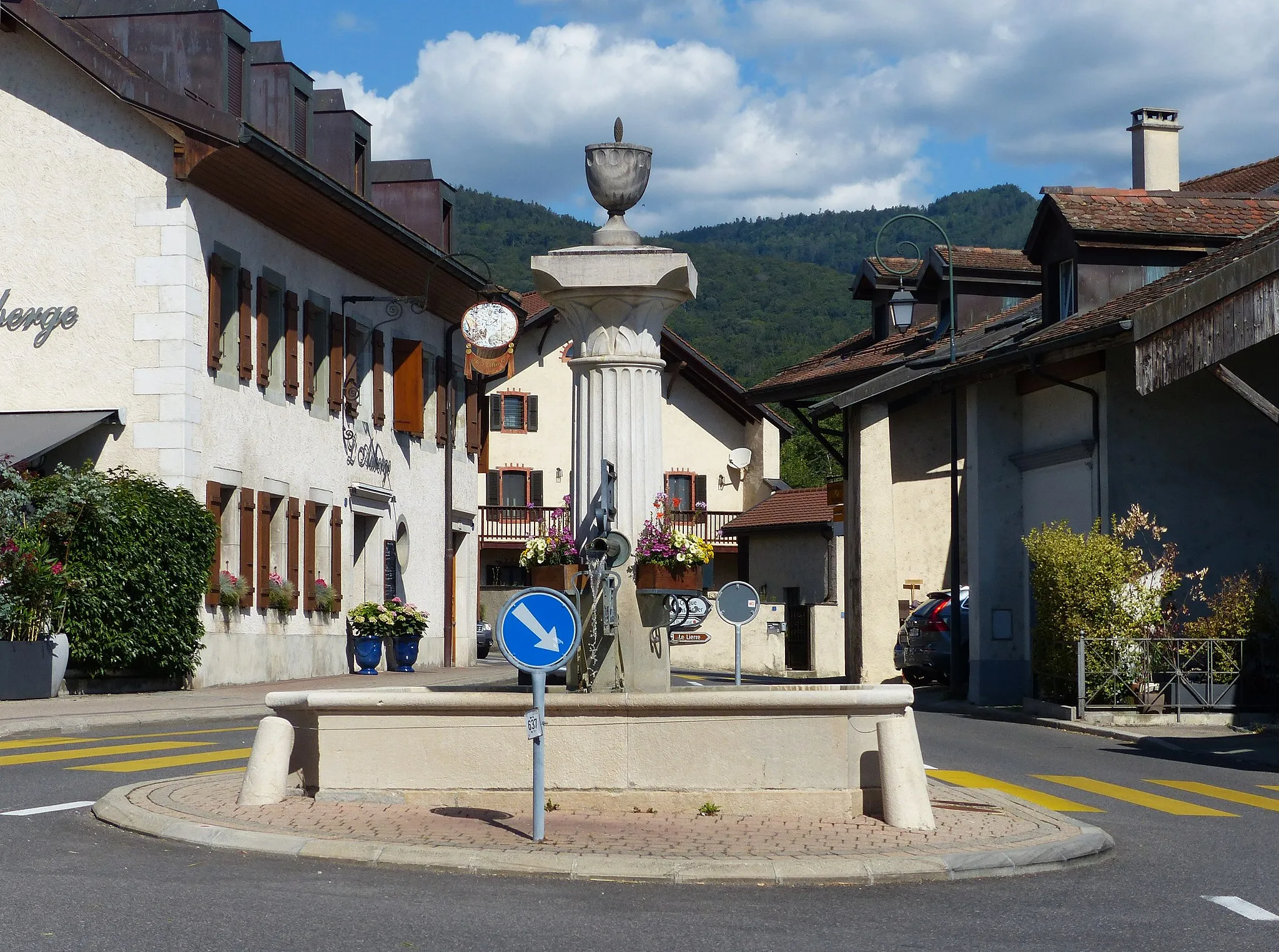 Photo showing: Panneau 2.34 obstacle à contourner par la droite, devant la fontaine de place du Village, Genolier, canton de Vaud, Suisse.