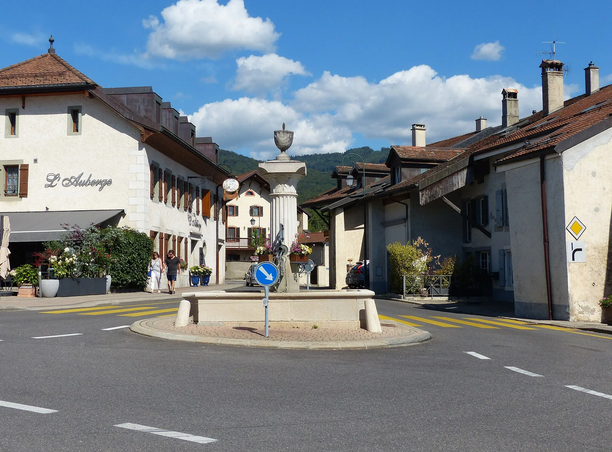 Photo showing: Panneau 2.34 obstacle à contourner par la droite, devant la fontaine de place du Village, Genolier, canton de Vaud, Suisse.