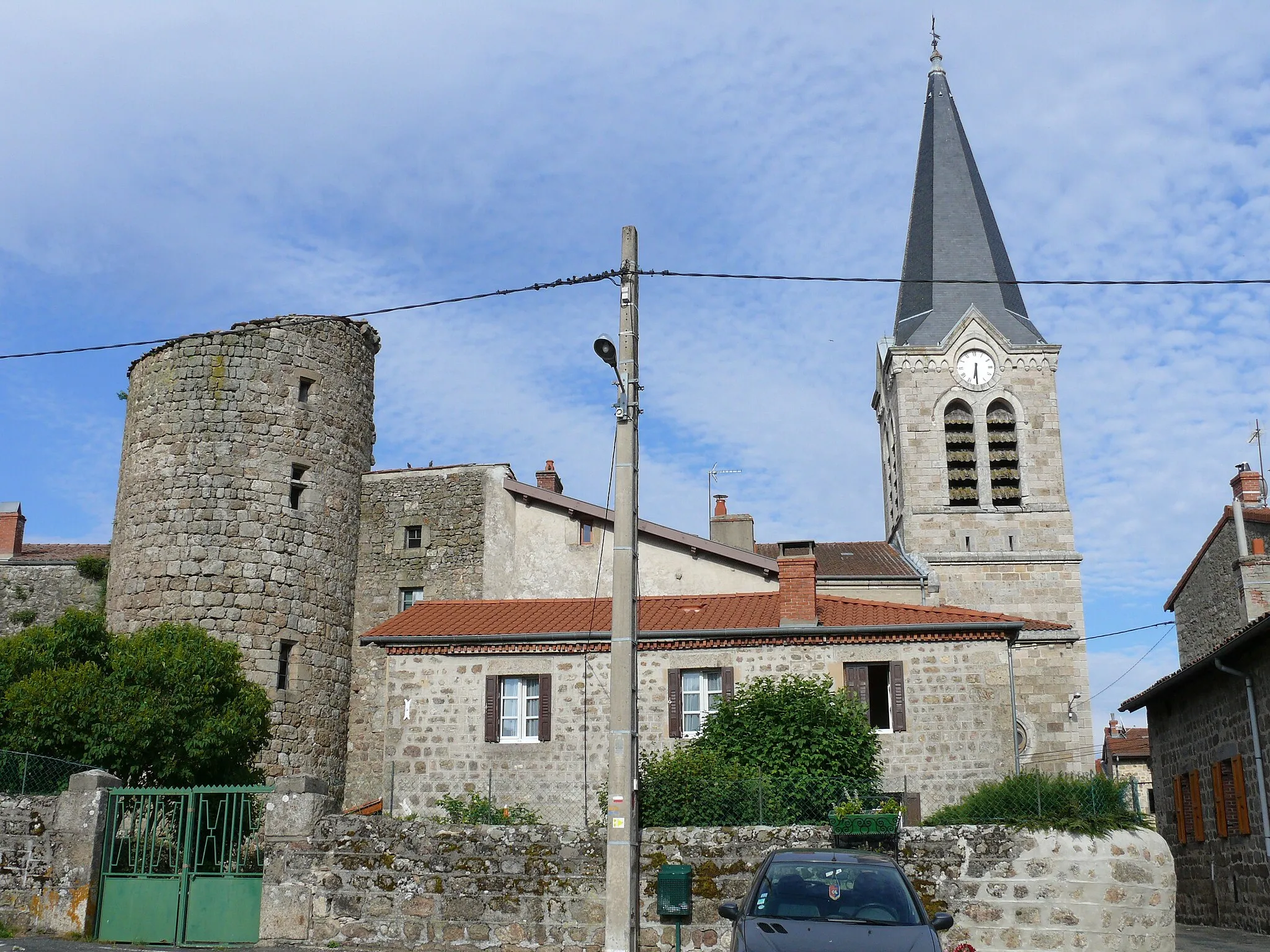 Photo showing: Estivareilles (Loire) - Eglise Saint-Pierre-aux-Liens et maison du prieur (anciennes fortifications du village)