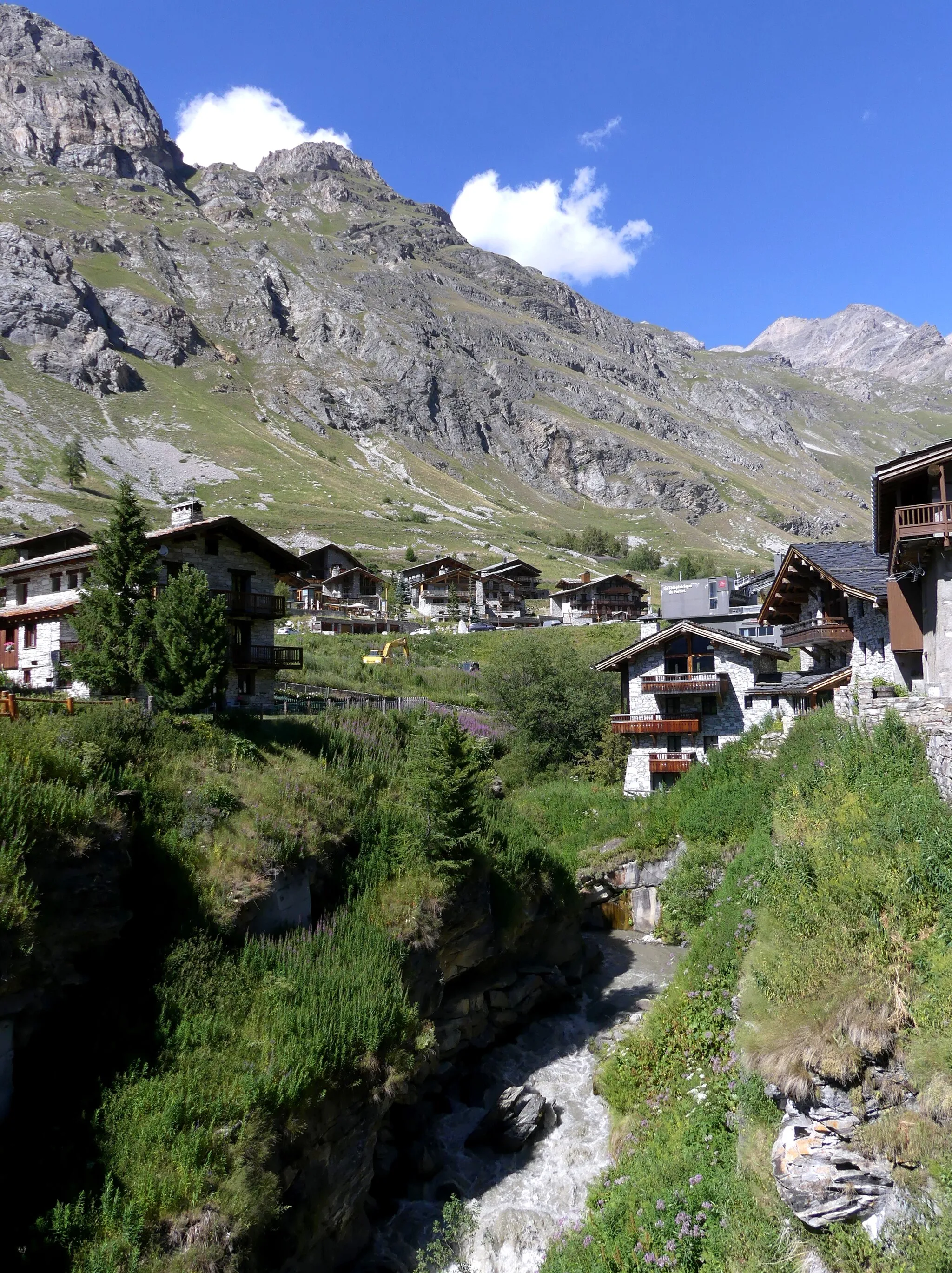 Photo showing: Sight of Isère river near its source, crossing its first hamlet Le Fornet in Val-d'Isère, Savoie, France.