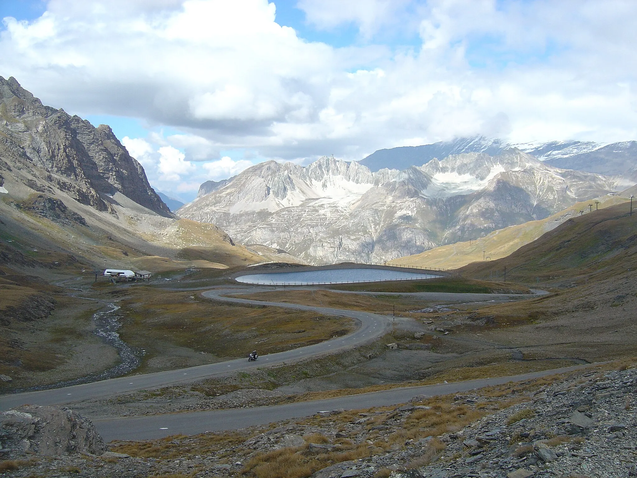 Photo showing: Route du versant nord du col de l'Iseran. Un petit lac dans le dernier kilomètre de l'ascension