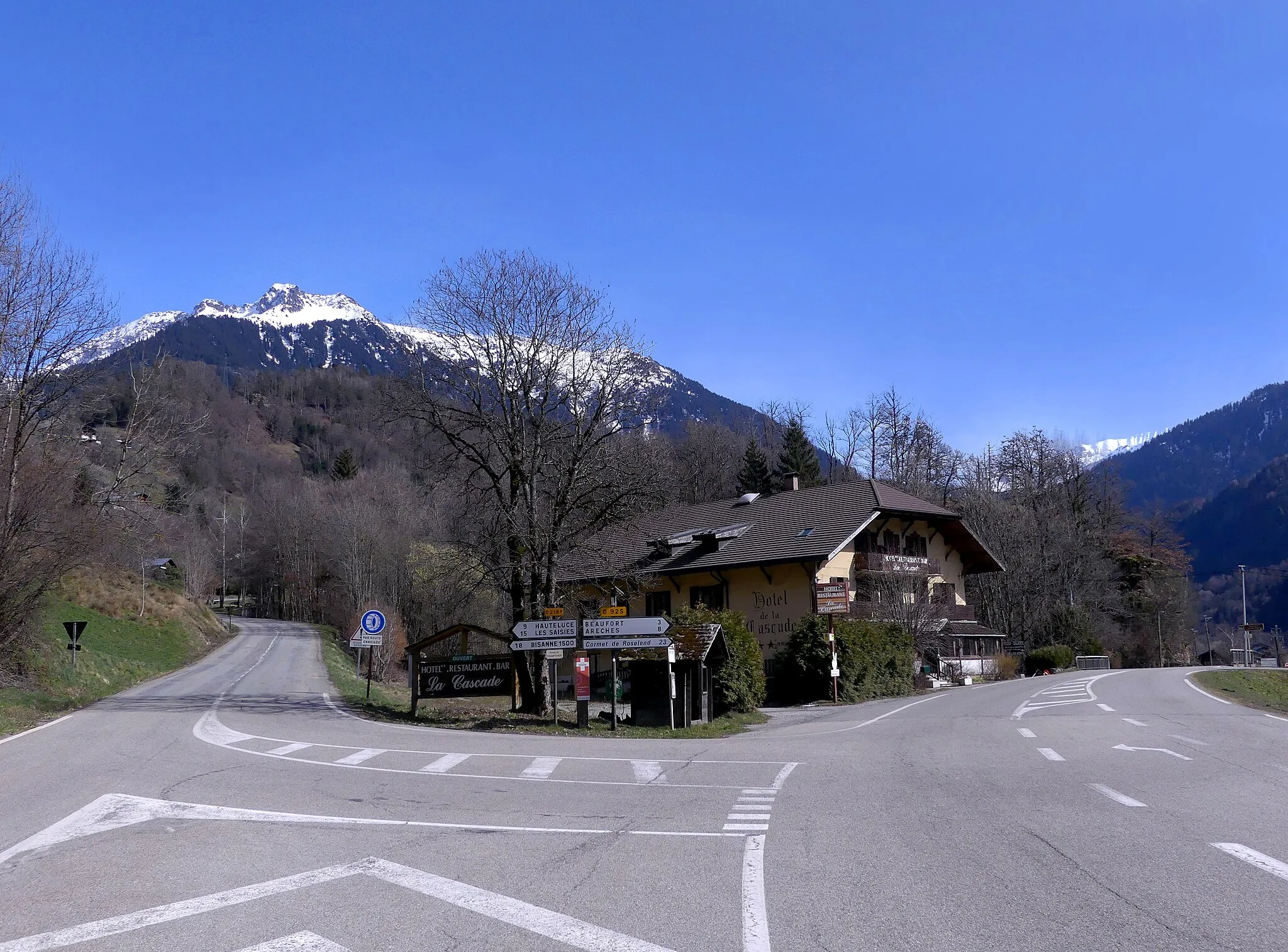 Photo showing: Sight, in the end of winter, of the intersection of Route départementale 218B leading to Hauteluce and Les Saisies resort (left) and Route départementale 925 towards Beaufort (right), Savoie, France.