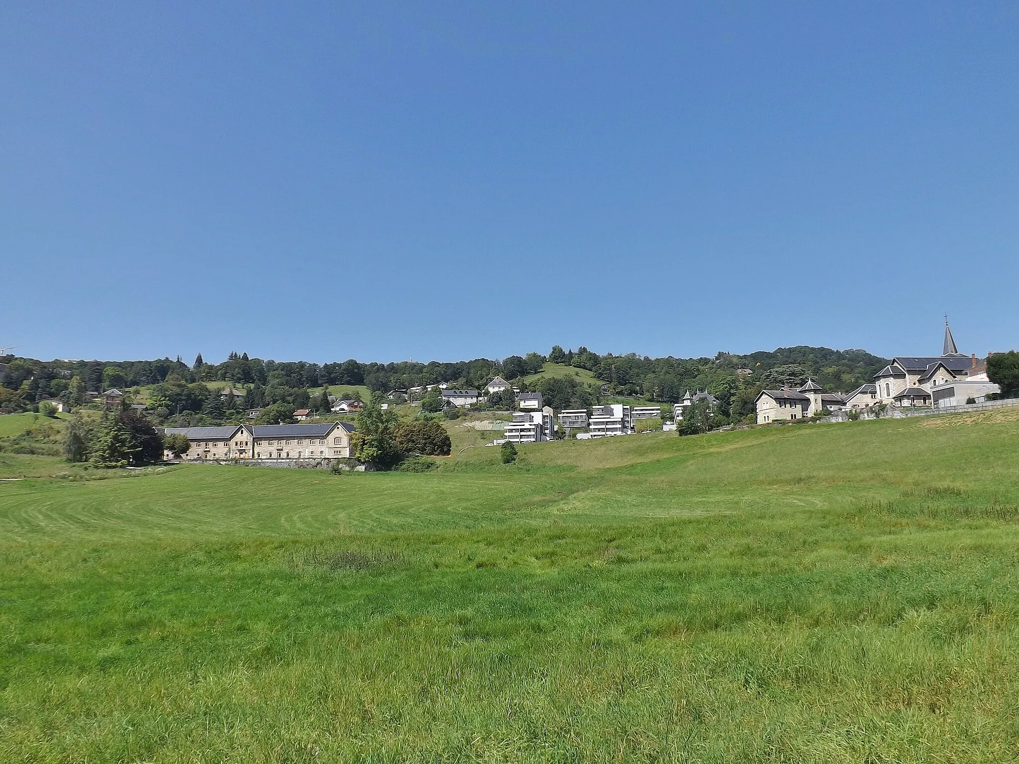 Photo showing: General sight on the French commune of Bassens, near Chambéry in Savoie. Can be seen, on the left, the ferme de Bressieux farm, and on the right, the church and town hall.