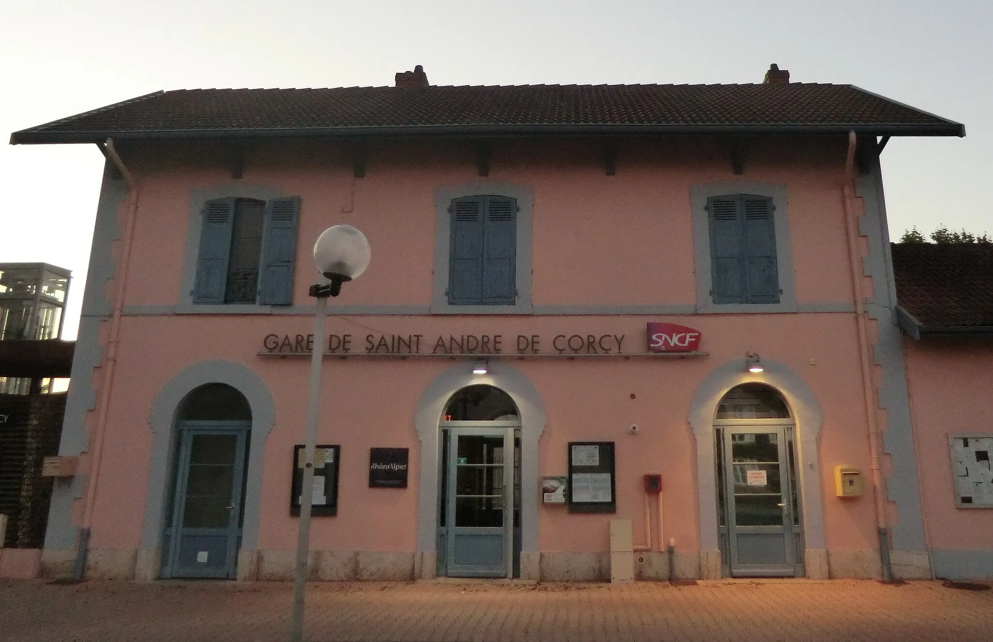 Photo showing: Gare de Saint-André-de-Corcy.