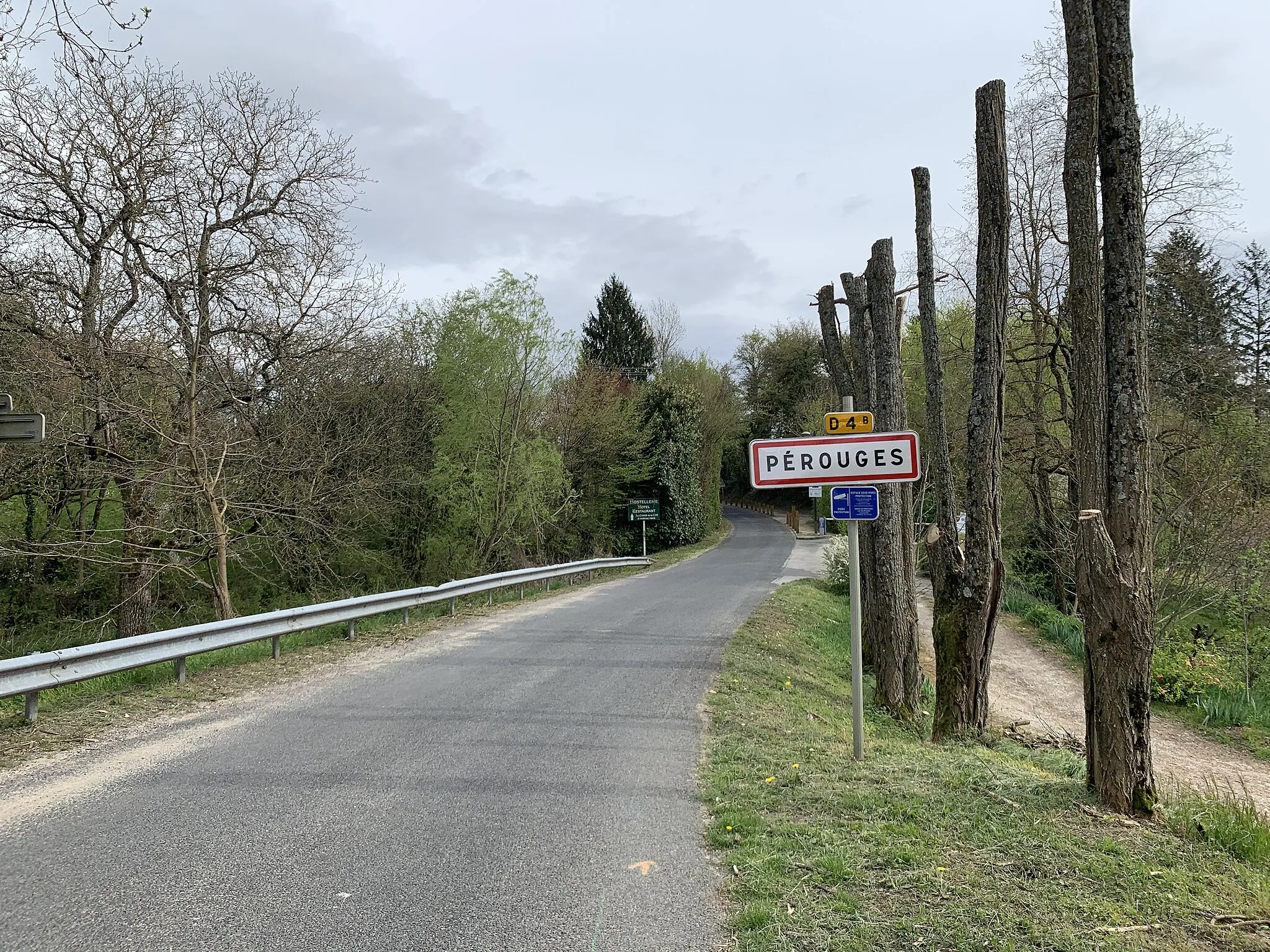 Photo showing: Route de la cité (Pérouges) et panneau d'entrée.