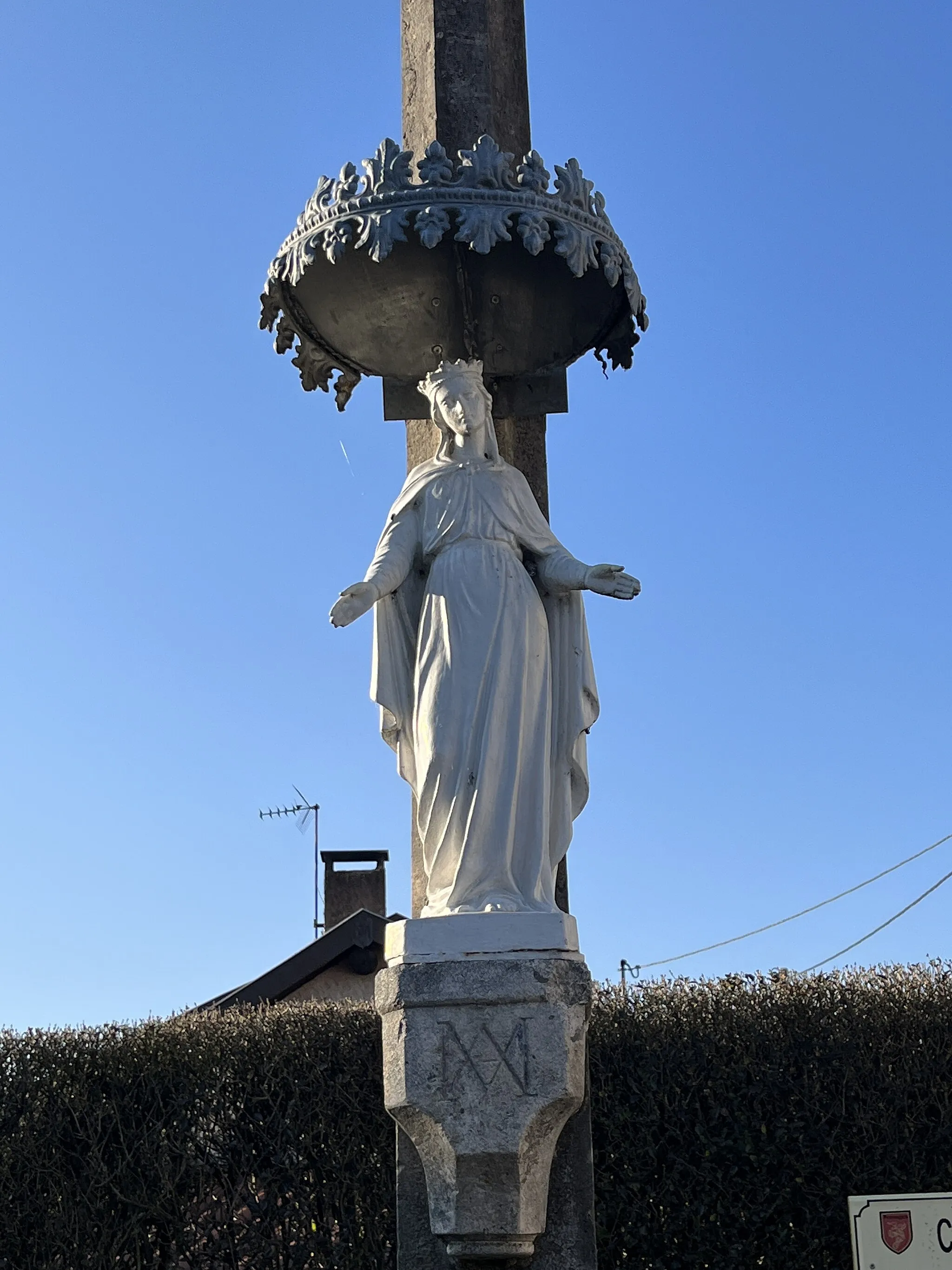 Photo showing: Croix-statue de la Vierge du Rapan en mars 2022.