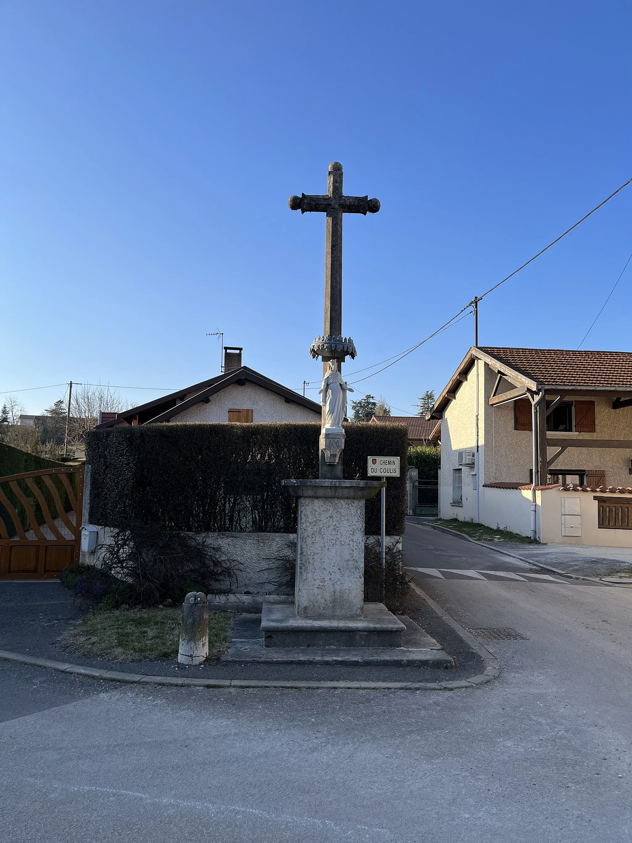Photo showing: Croix-statue de la Vierge du Rapan en mars 2022.