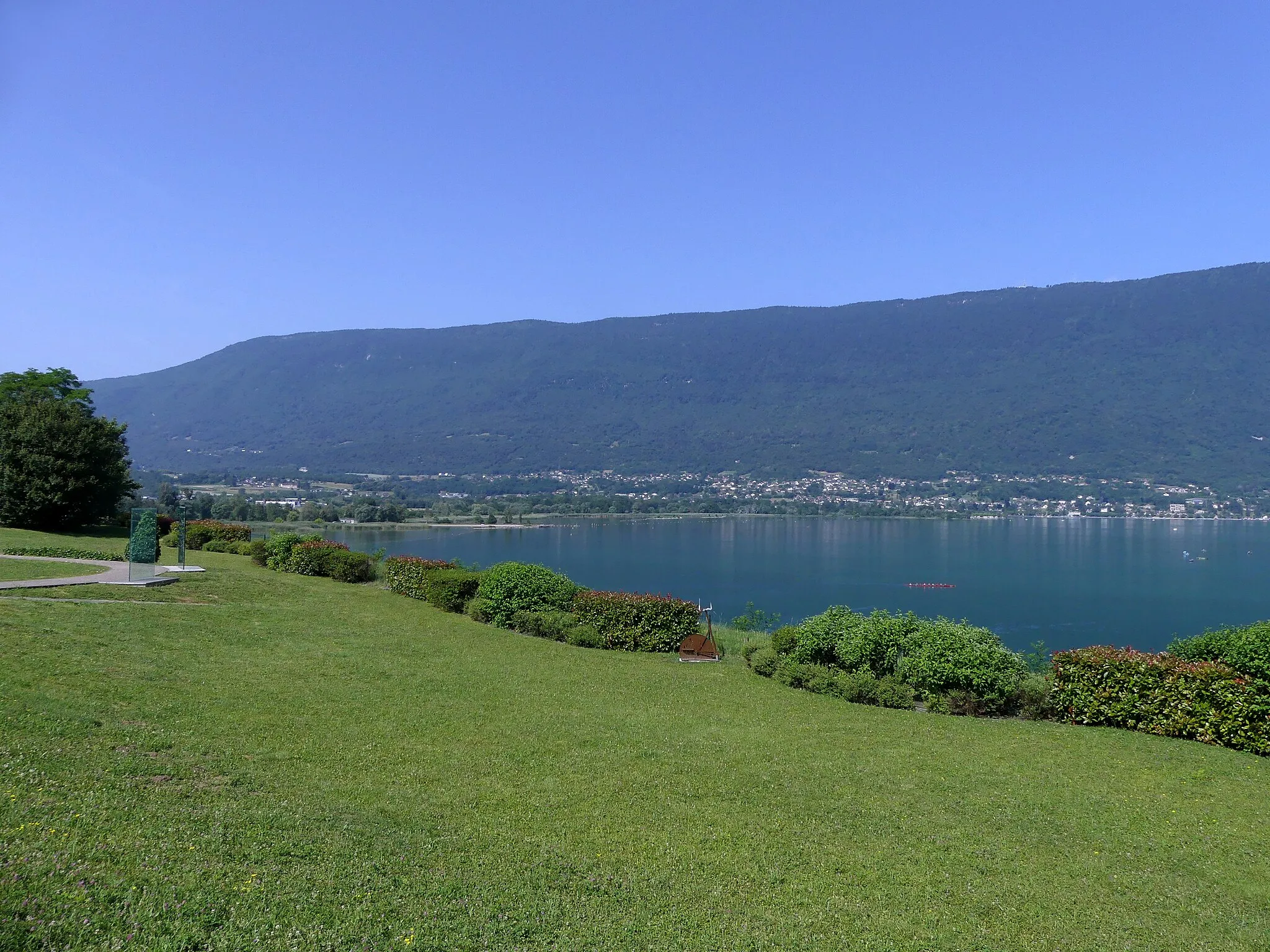 Photo showing: Sight, in the morning, of La Grande Mollière park and viewpoint over Bourget Lake, in Viviers-du-Lac, Savoie, France.