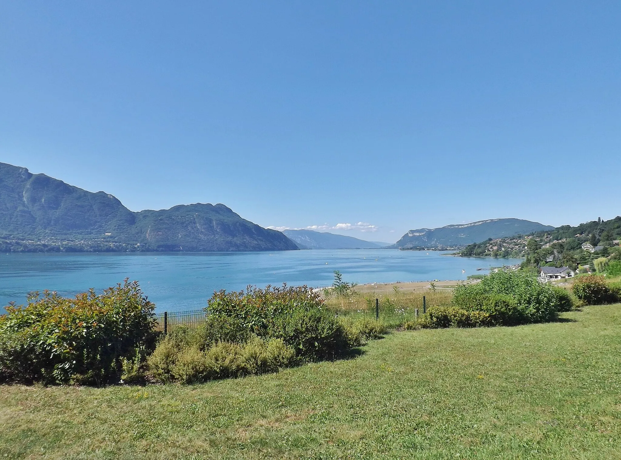 Photo showing: Sight of the Grande Mollière park and viewpoint at Viviers-du-Lac, giving on the lac du Bourget lake, in Savoie, France.