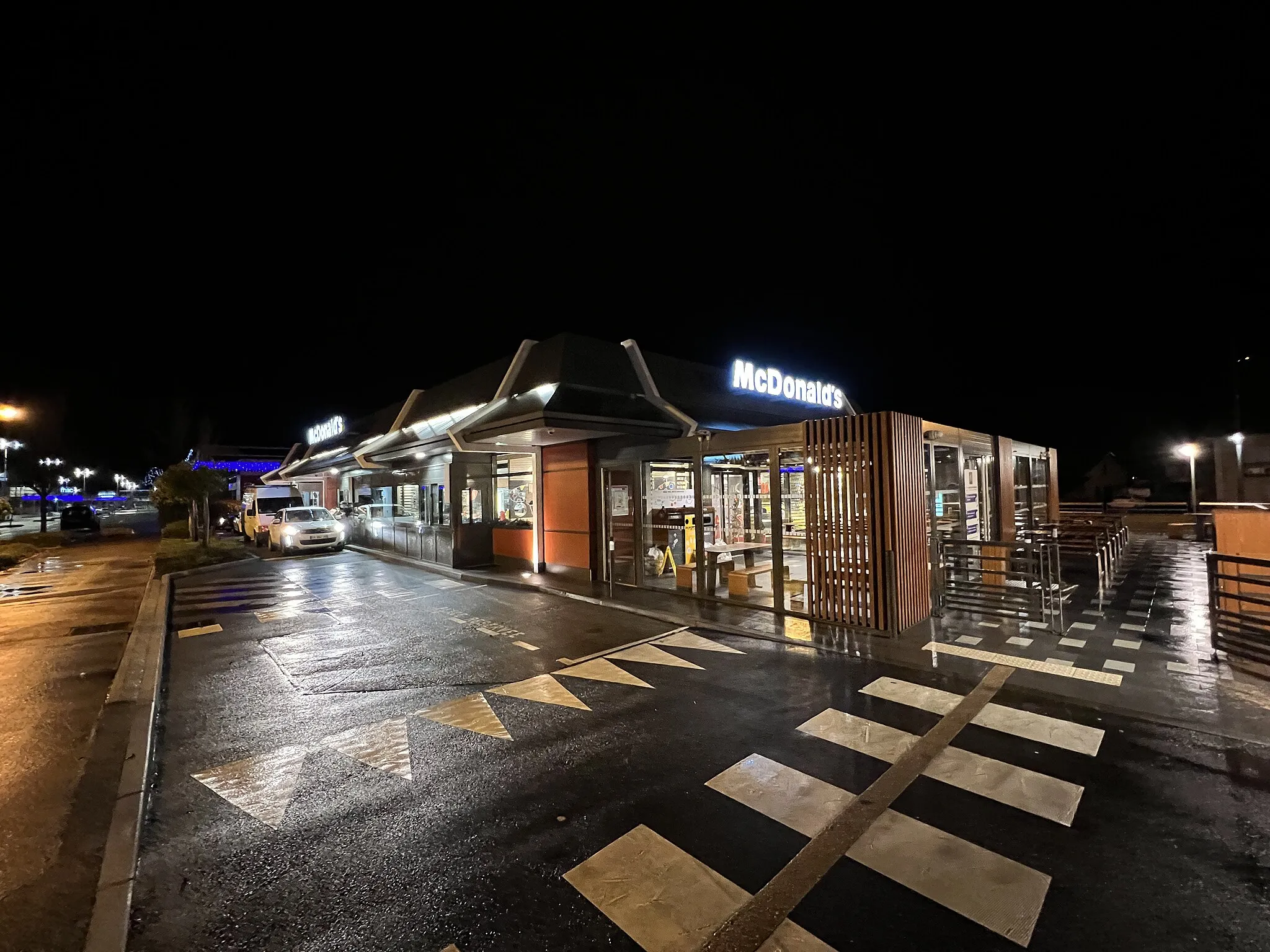 Photo showing: Restaurant McDonald's au centre commercial La Neuve, Viriat.