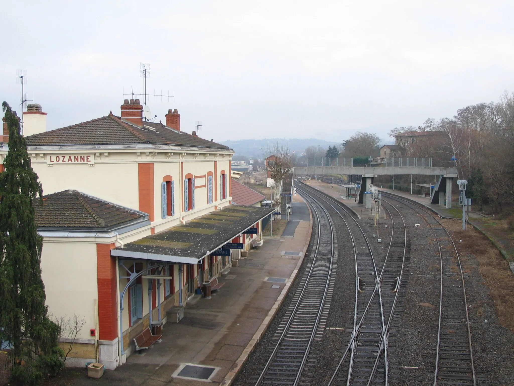 Photo showing: Gare de Lozanne (Rhône) - depuis D30, en venant de La Tour-de-Salvagny.