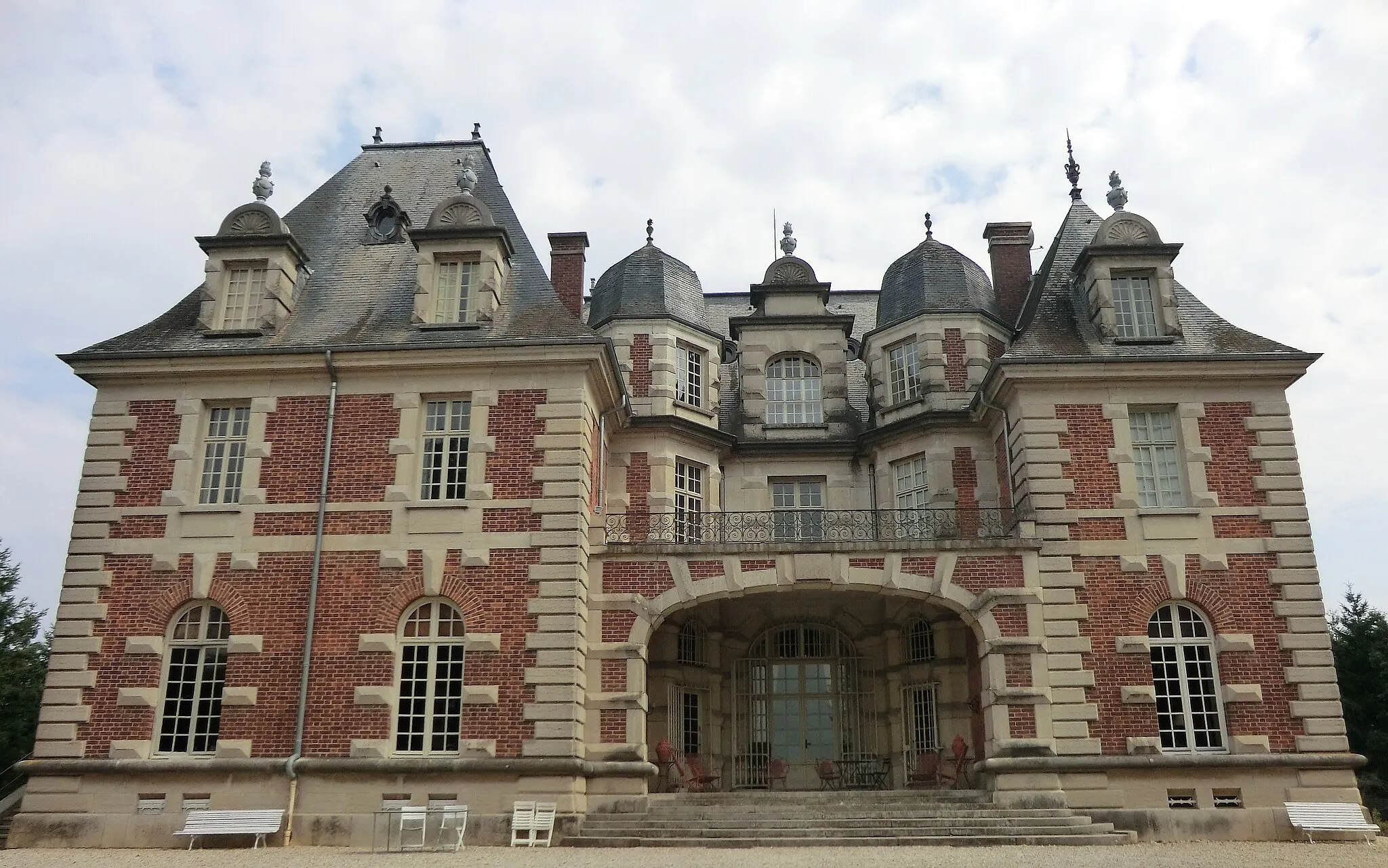 Photo showing: This building is indexed in the base Mérimée, a database of architectural heritage maintained by the French Ministry of Culture, under the reference PA01000022 .