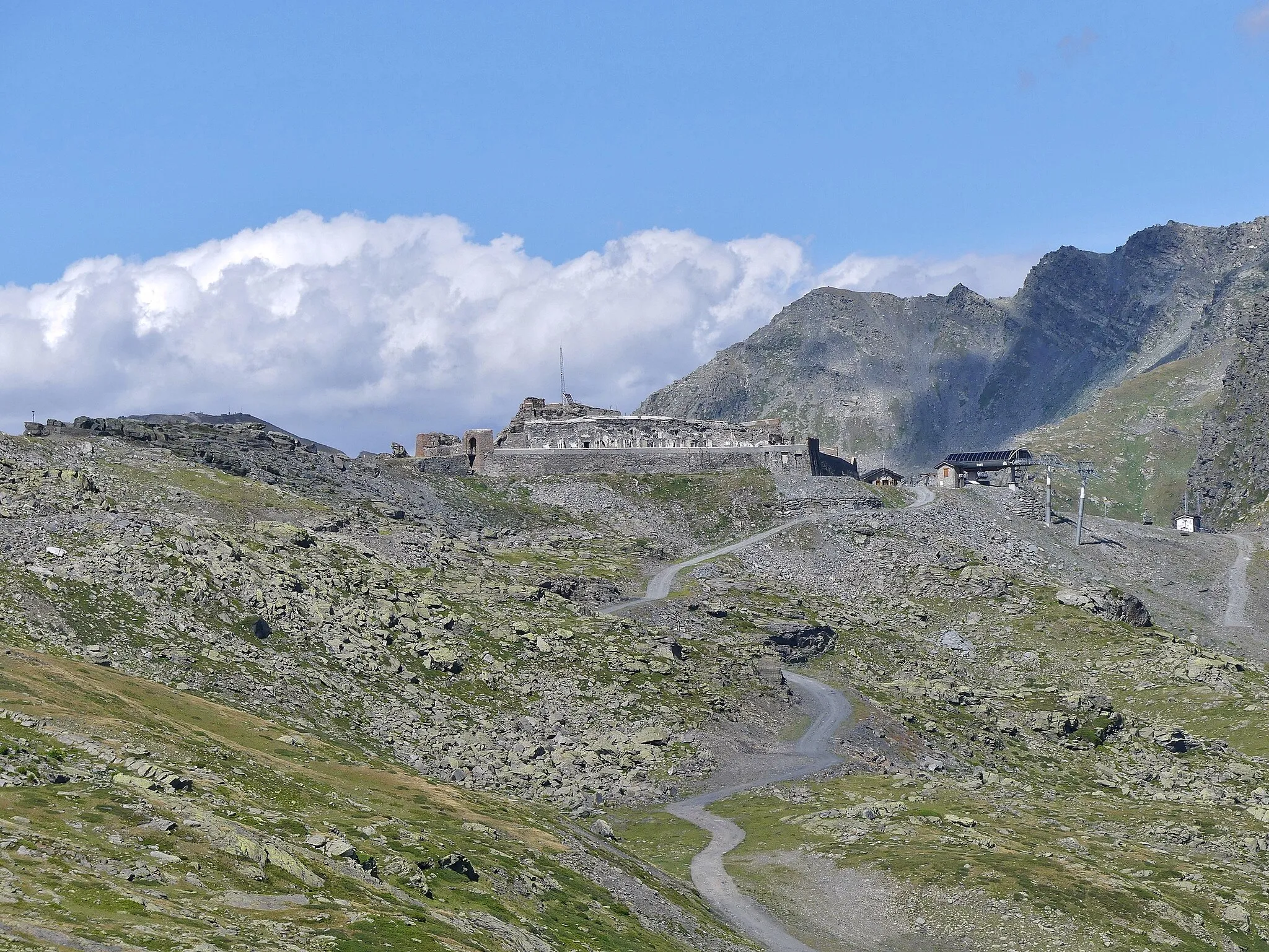 Photo showing: Sight, in summer, of the Combe des Moulins little valley with visible the Redoute Ruinée fort, around 2,300 meters high, in Savoie, France.