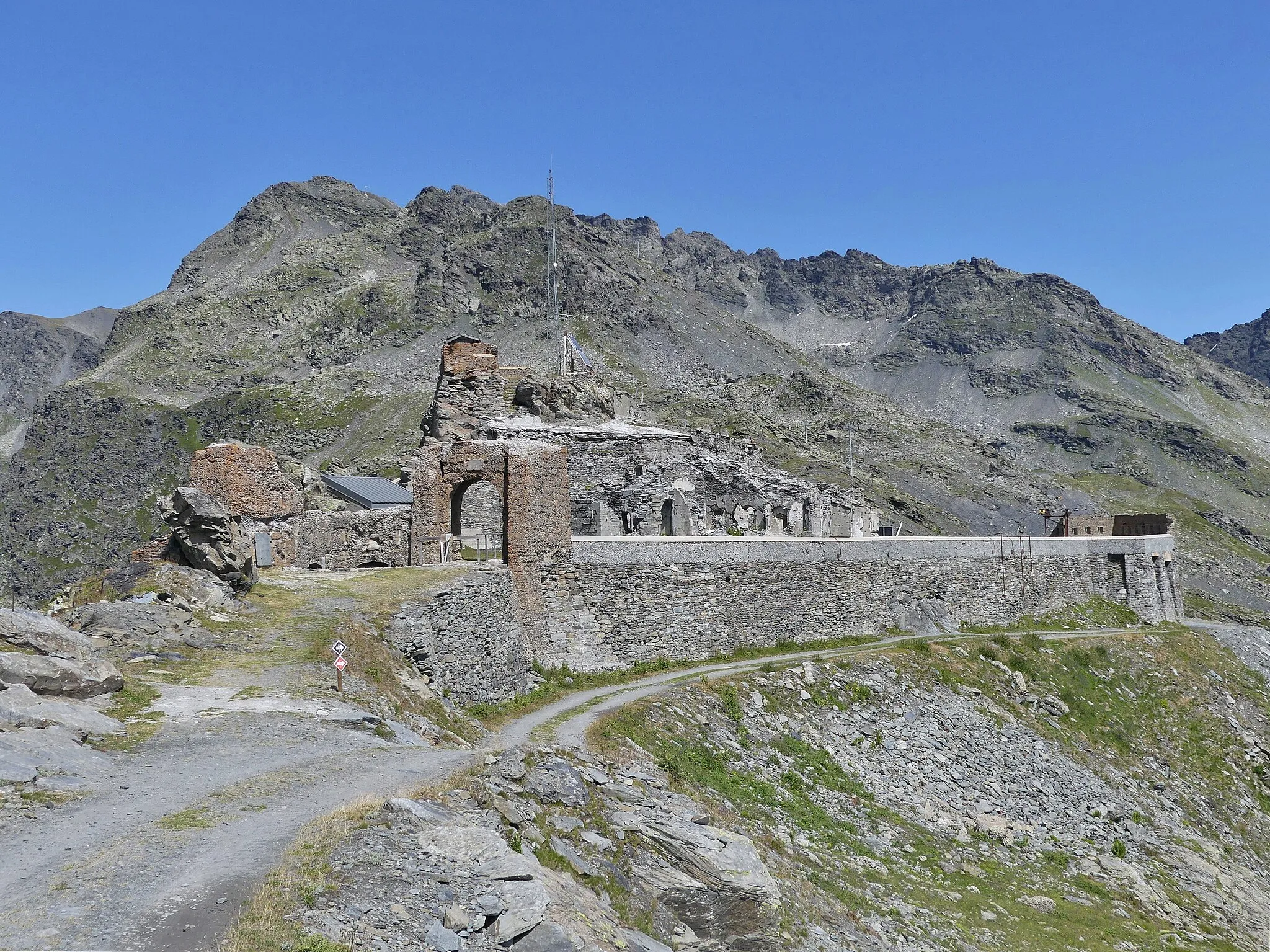 Photo showing: Sight, in summer, of the Redoute Ruinée fort on the heights of La Rosière resort, at 2,383 meters high, in Savoie, France.