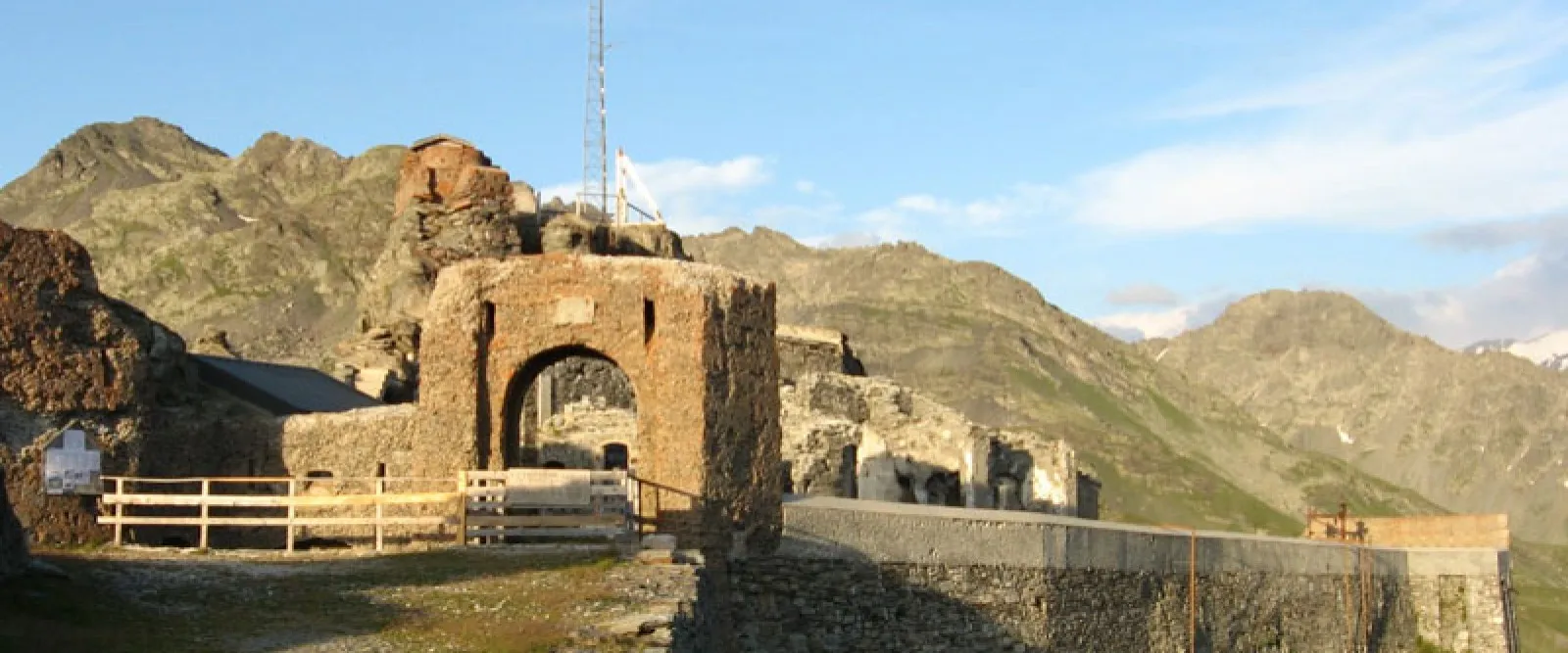 Photo showing: fort de la redoute ruinée