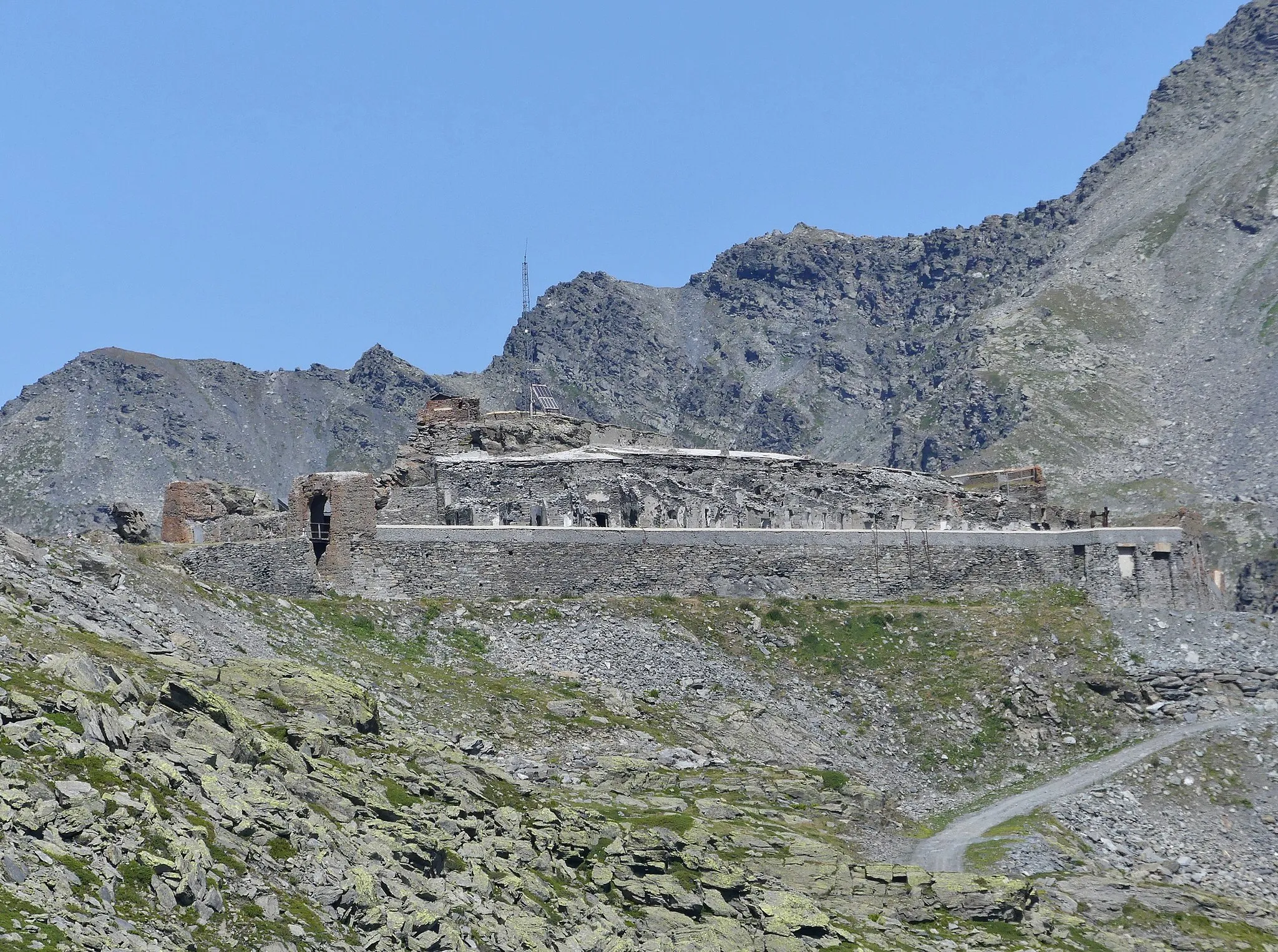 Photo showing: Sight, in summer from the Roc Noir ridge, of the Redoute Ruinée fort, on the heights of La Rosière resort at 2,383 meters high, in Savoie, France.