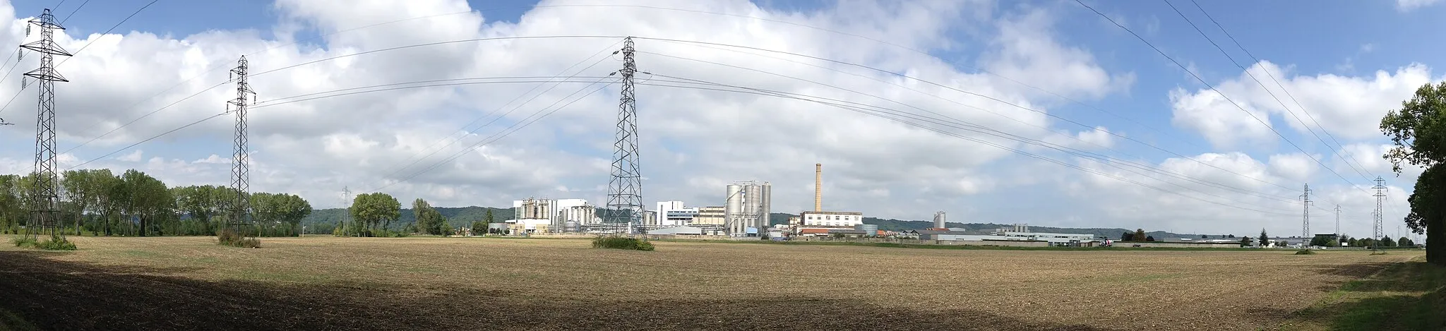 Photo showing: Vue lointaine de l'usine de Saint-Maurice-de-Beynost.