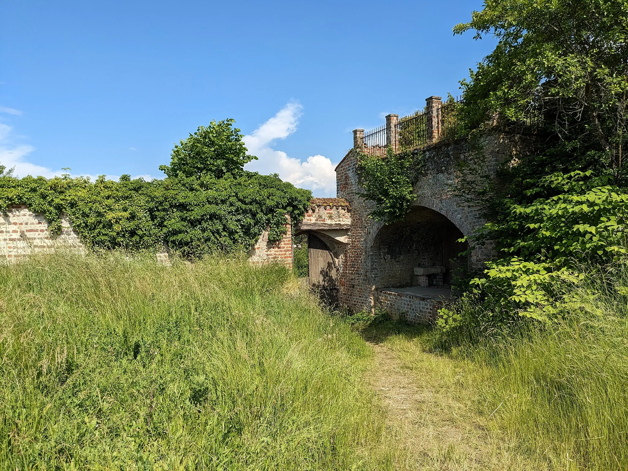 Photo showing: Sortie sur l'impasse des Remparts.