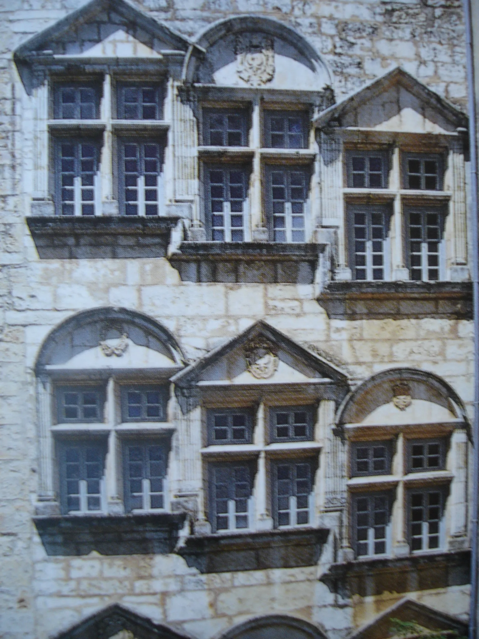 Photo showing: Pont-d'Ain : fenêtres à meneaux du château