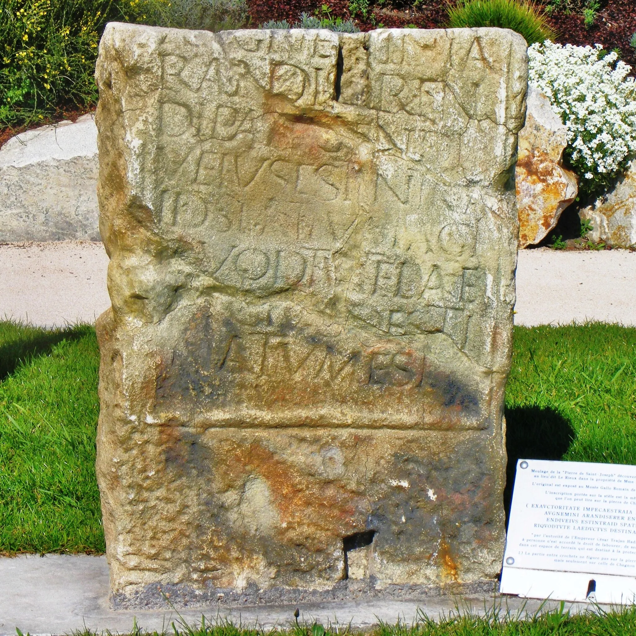 Photo showing: La pierre du Rieu, II° Siècle après J.C. (reproduction). Aqueduc romain du Gier. Référence : AE 1999, 1053