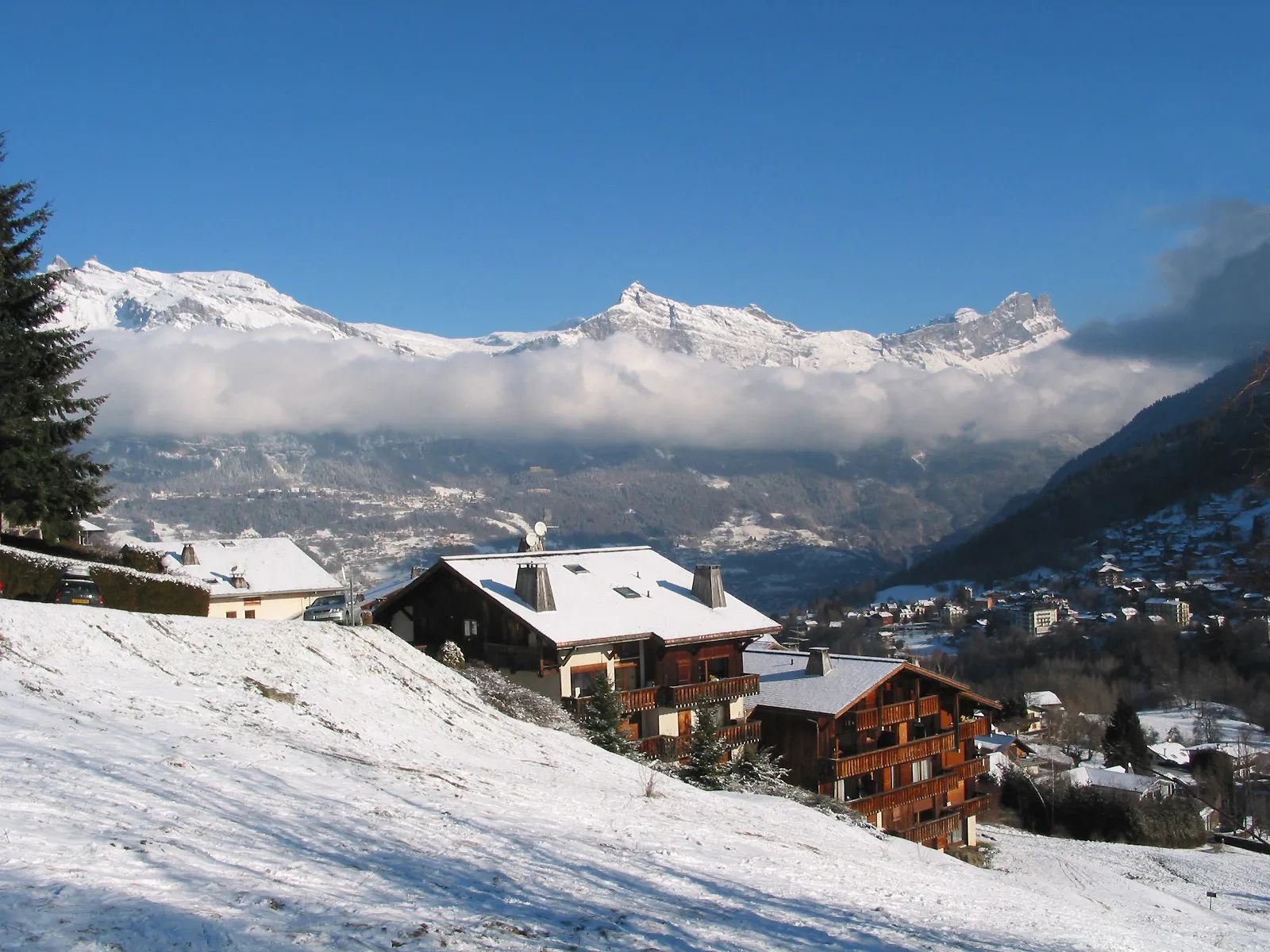 Photo showing: Saint-Gervais-les-Bains
(Haute-Savoie - France), la Tête du Colonney, la Pointe de Platé, la Pointe du Dérochoir et la Chaîne des Fiz vues depuis la rue du Mont Joly.