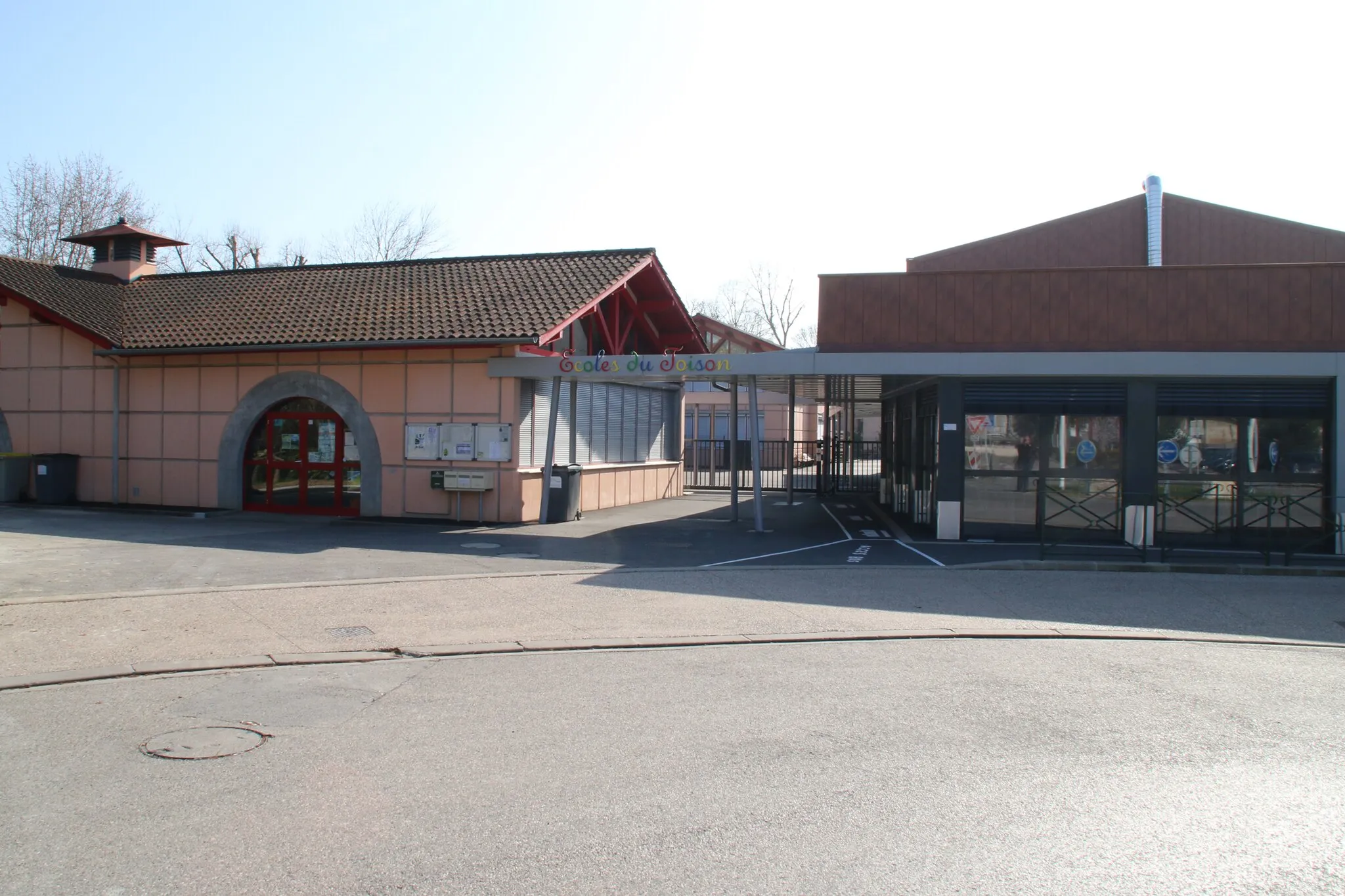 Photo showing: L'école du Toison doit son nom à la rivière qui borde l'établissement. Elle regroupe une école maternelle de quatre classes et d'une école primaire de onze classes.