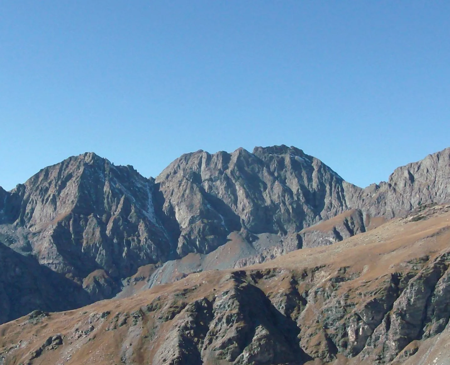 Photo showing: Le rocce Fourioun e punta Venezia viste dalla punta Sea Bianca. Da sinistra si distinguono: il colle del coulour del Porco; il triangolo di punta Venezia; il colle del coulour bianco; la cresta allungata delle rocce Fourioun; il colle delle Traversette.