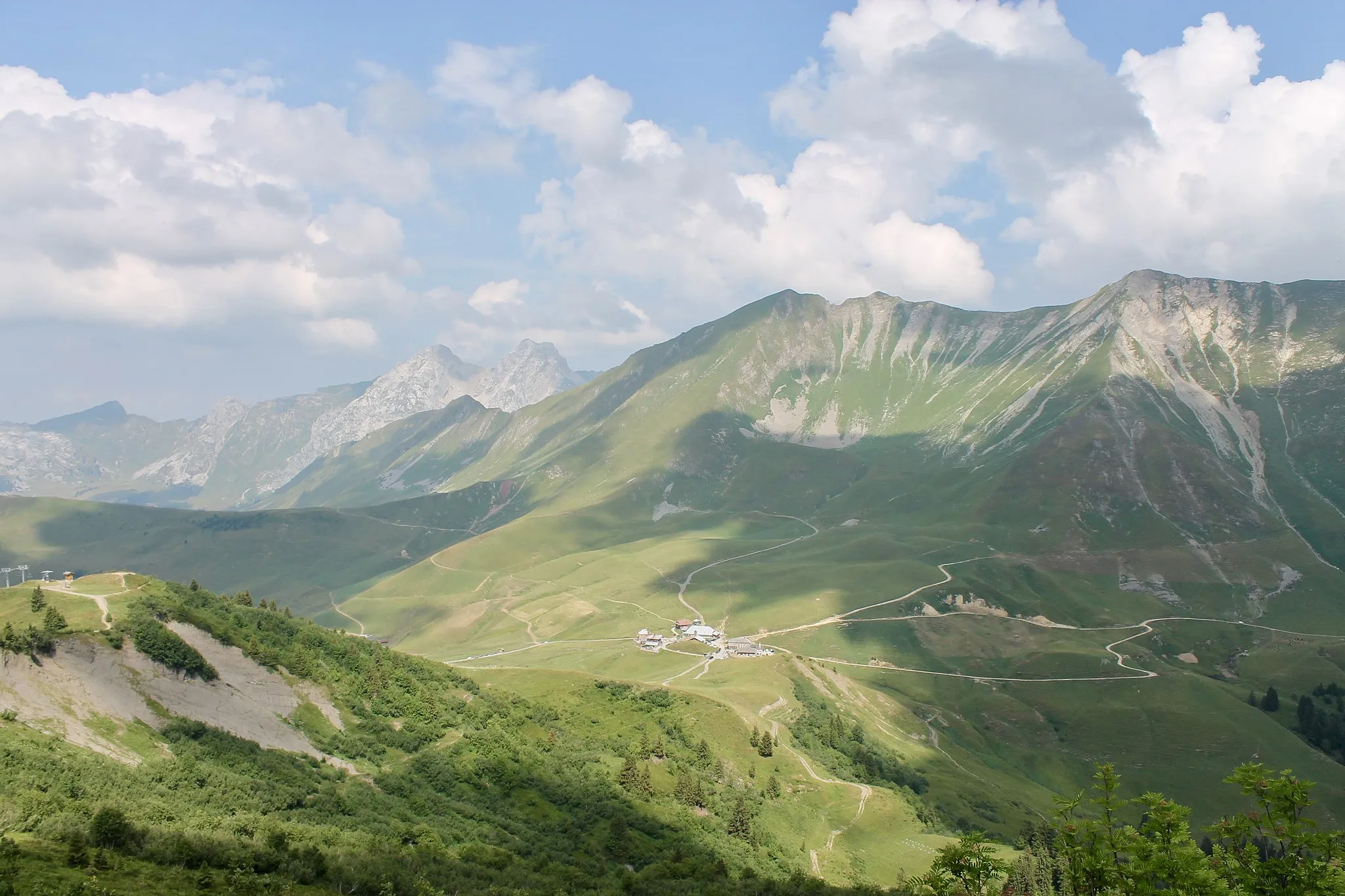 Photo showing: Col des Annes depuis la pointe des Delevrets. Sur la droite, la pointe d'Almet (juillet 2018).