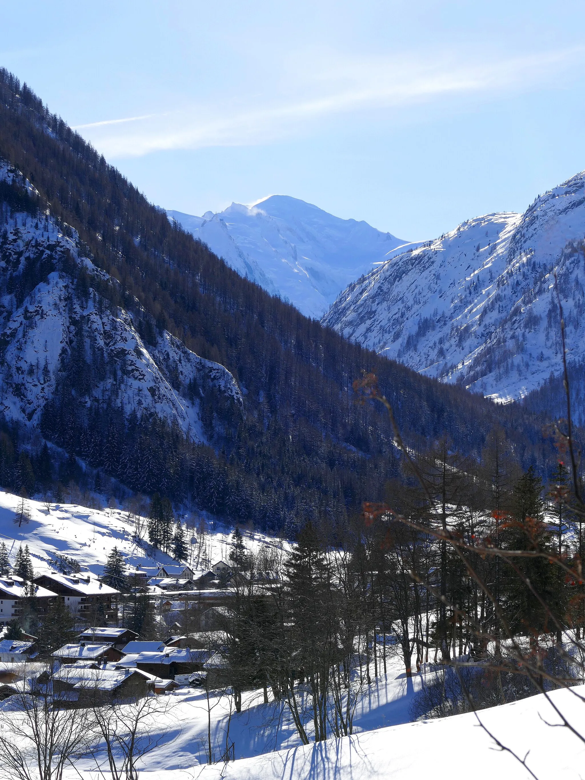 Photo showing: Vue depuis les hauteurs de Vallocine vers le Sud, au loin, le Mont-Blanc.