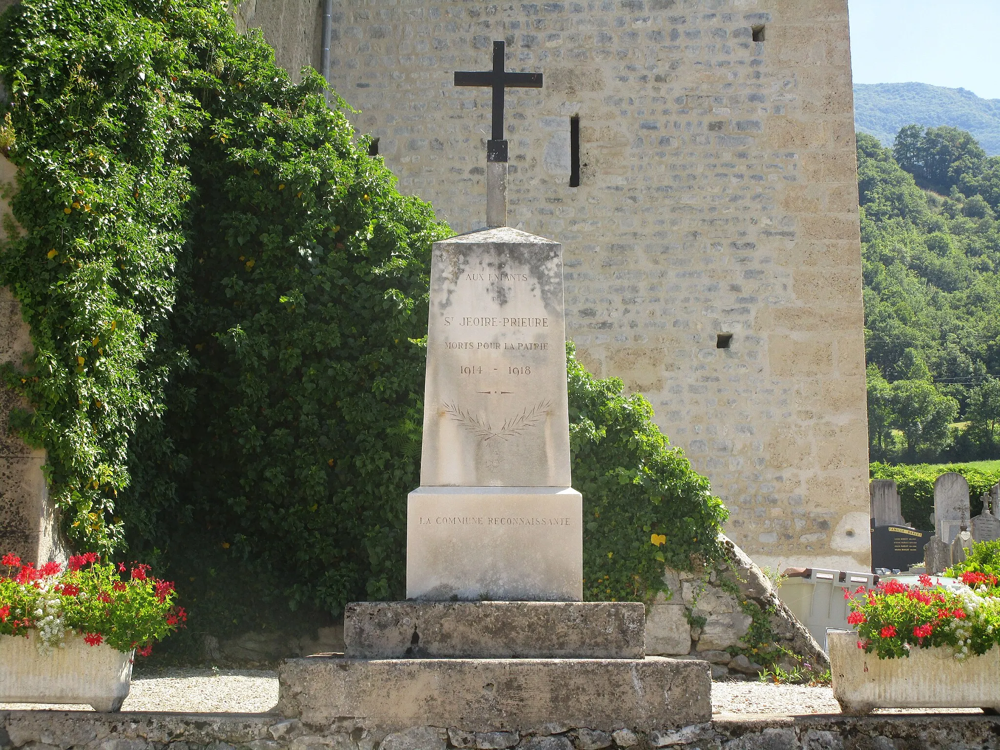 Photo showing: The war memorial of Saint-Jeoire-Prieuré on August 3, 2016.