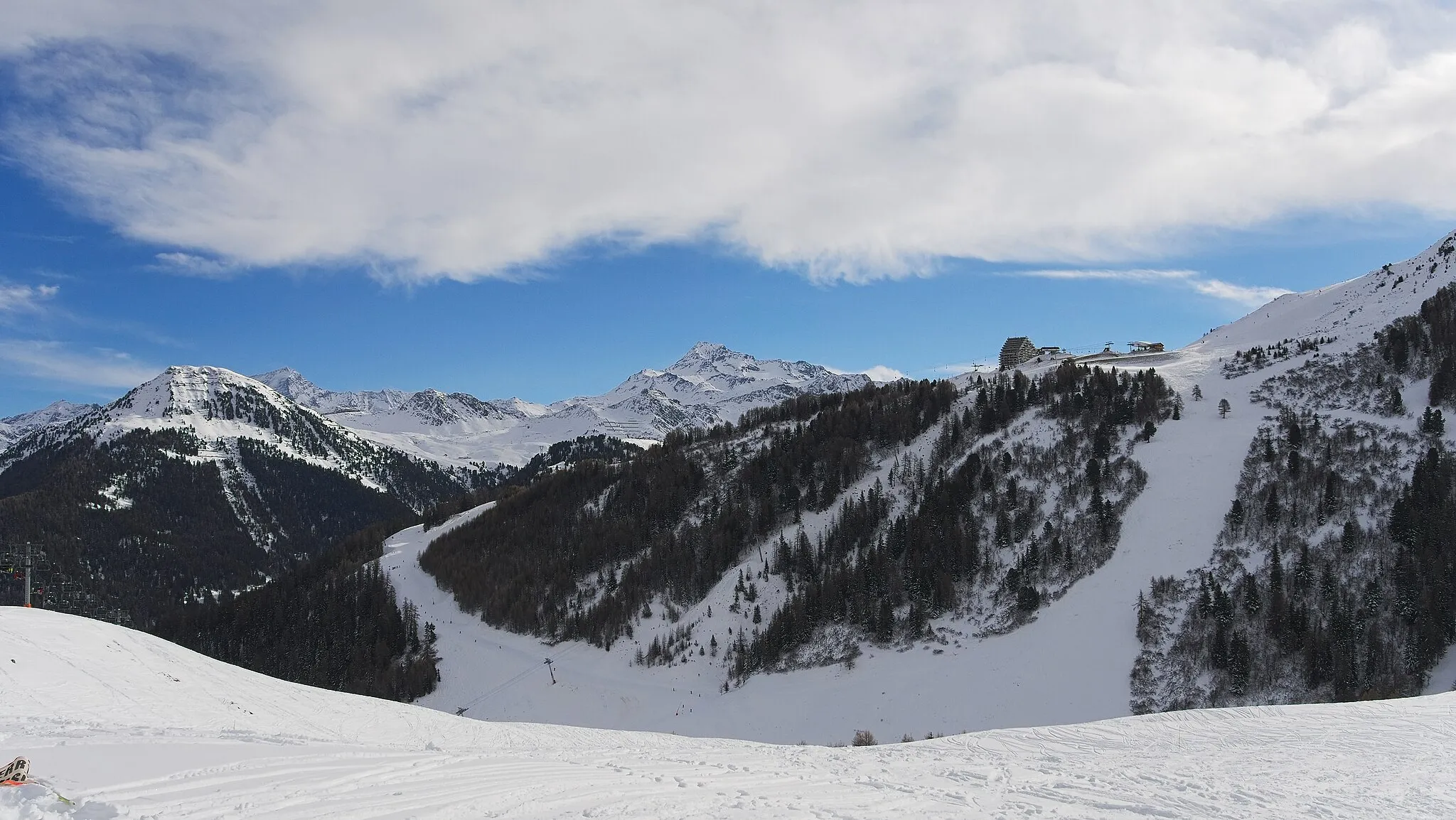 Photo showing: Paradiski, Le Fornelet, view towards Plagne Aime 2000. Taken in La Plagne, Le Fornelet, Savoie, France.