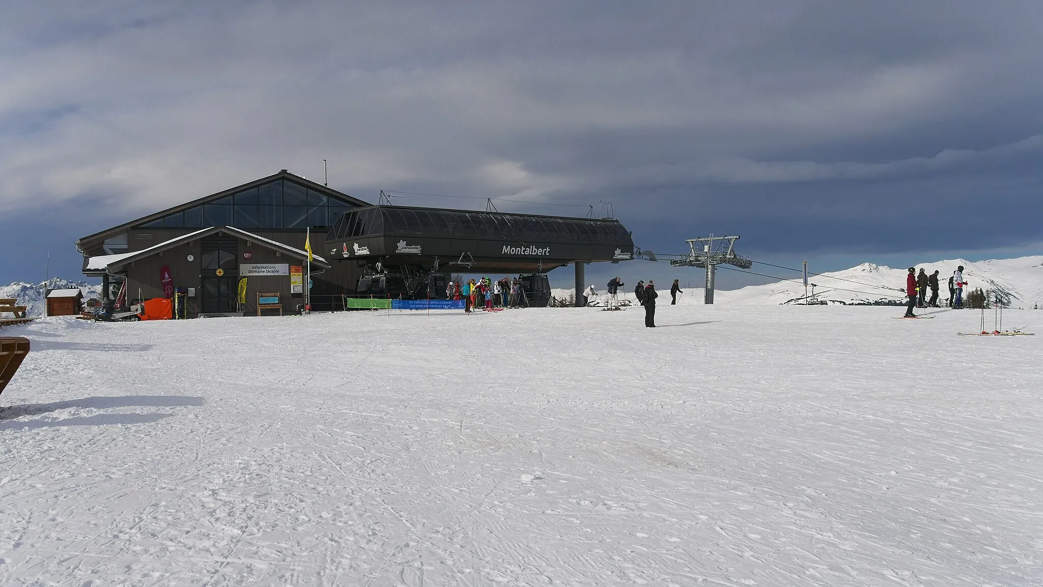 Photo showing: Paradiski, Le Fornelet, summit station ski lift Montalbert. Taken in La Plagne, Le Fornelet, Savoie, France.