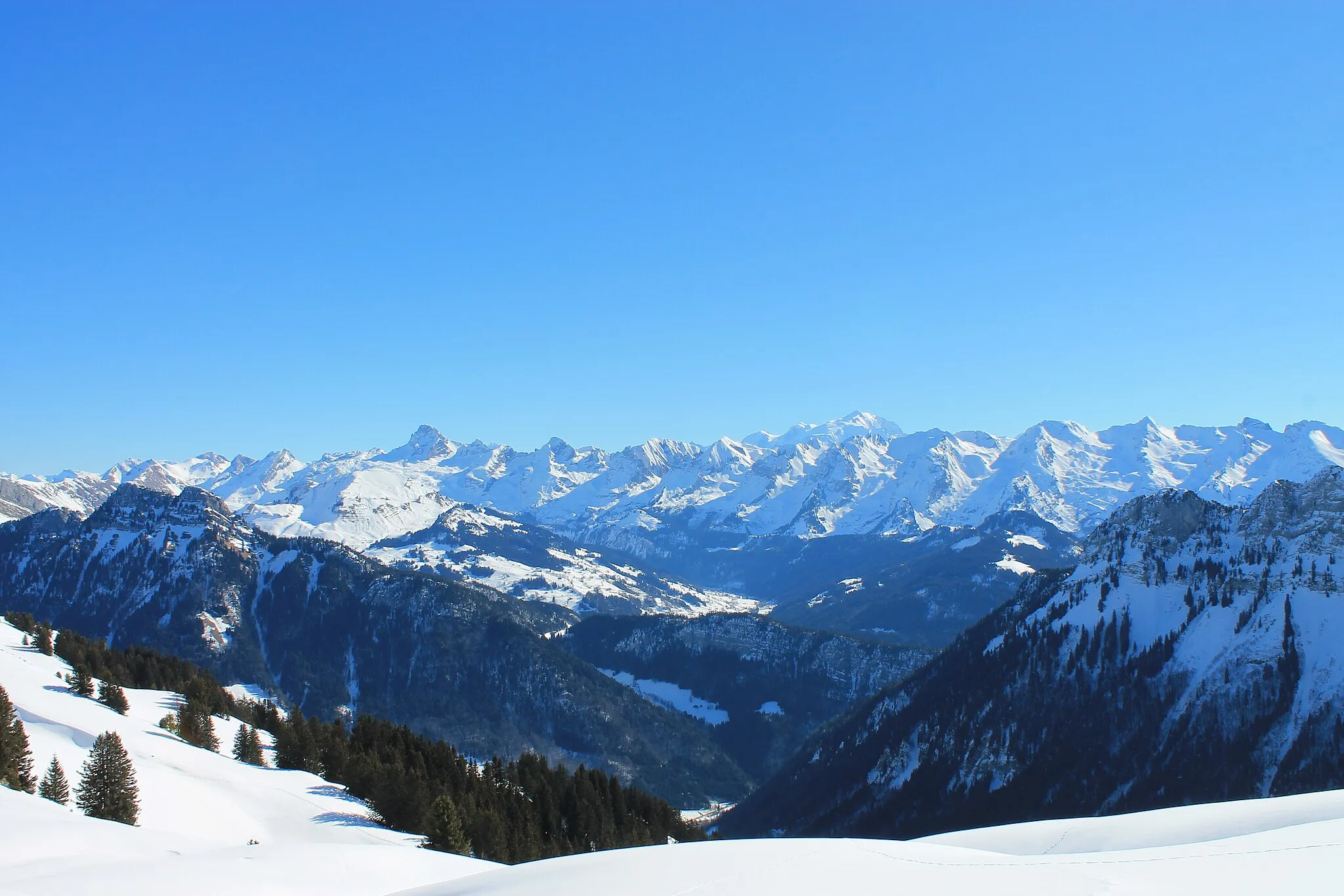 Photo showing: Vue depuis le plateau d'Auges sur la vallée du Borne et d'Entremont en contrebas, au second plan la chaîne des Aravis et en arrière-plan le Mont-Blanc