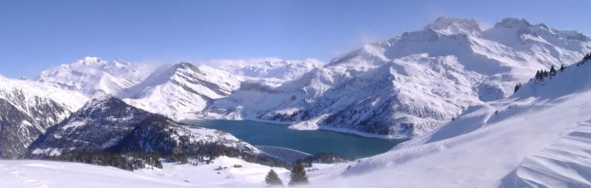 Photo showing: Le lac de Roselend (Beaufortain, Savoie) depuis les alentours du Col du Pré / Roselend dam (Beaufortain, Savoie, France)