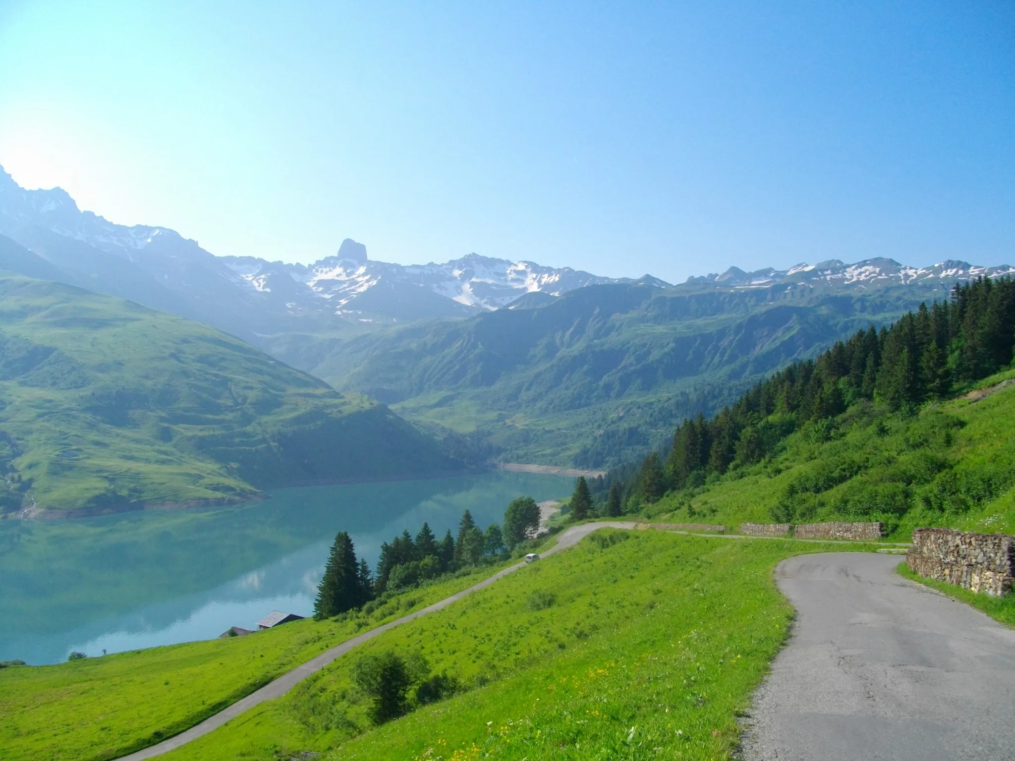 Photo showing: Lac de Roselend, Pierra Menta, route du Col du Pré