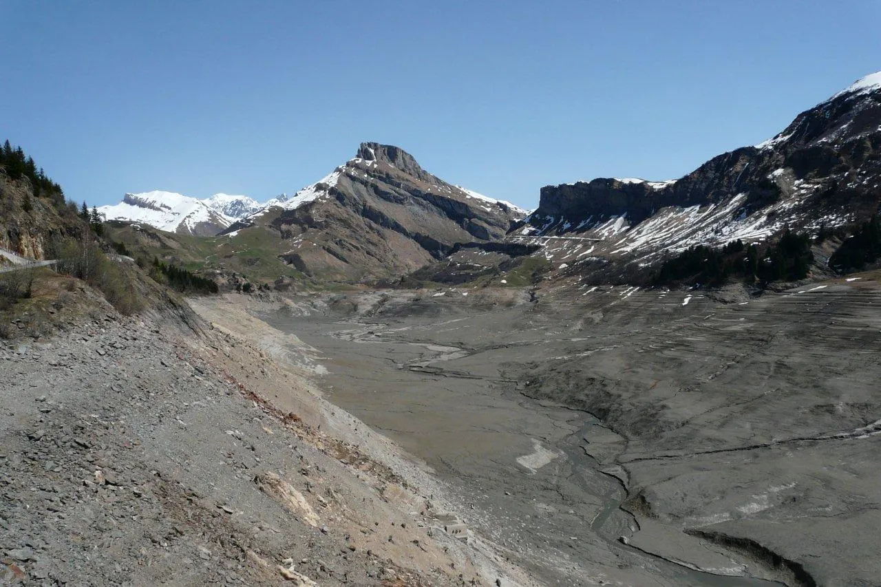 Photo showing: Sight of the lac de Roselend in Savoie (France), empty in order to check the dam.