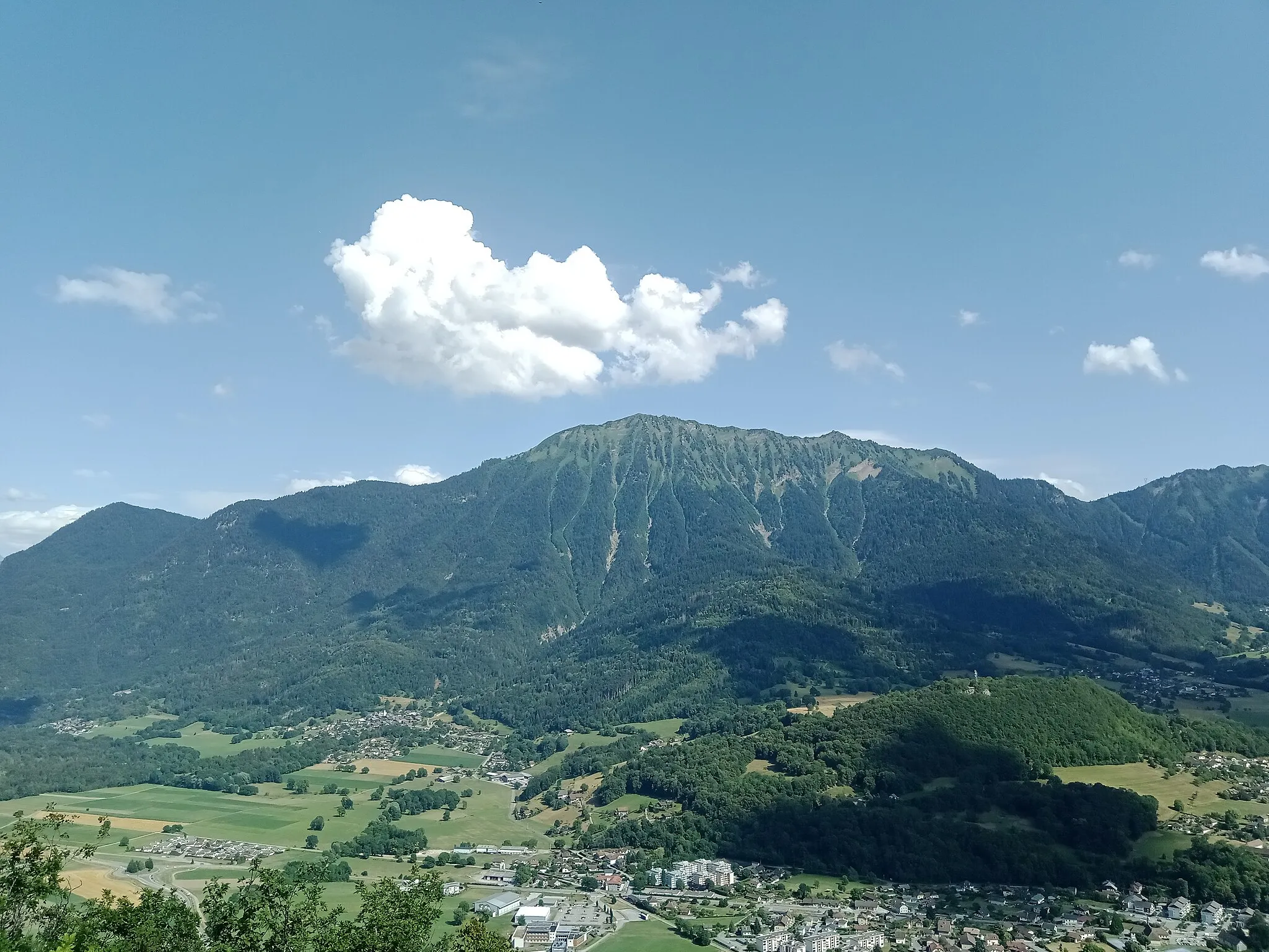 Photo showing: La Dent de Cons vue depuis le roc de Viuz, Faverges-Seythenex, Haute-Savoie, France